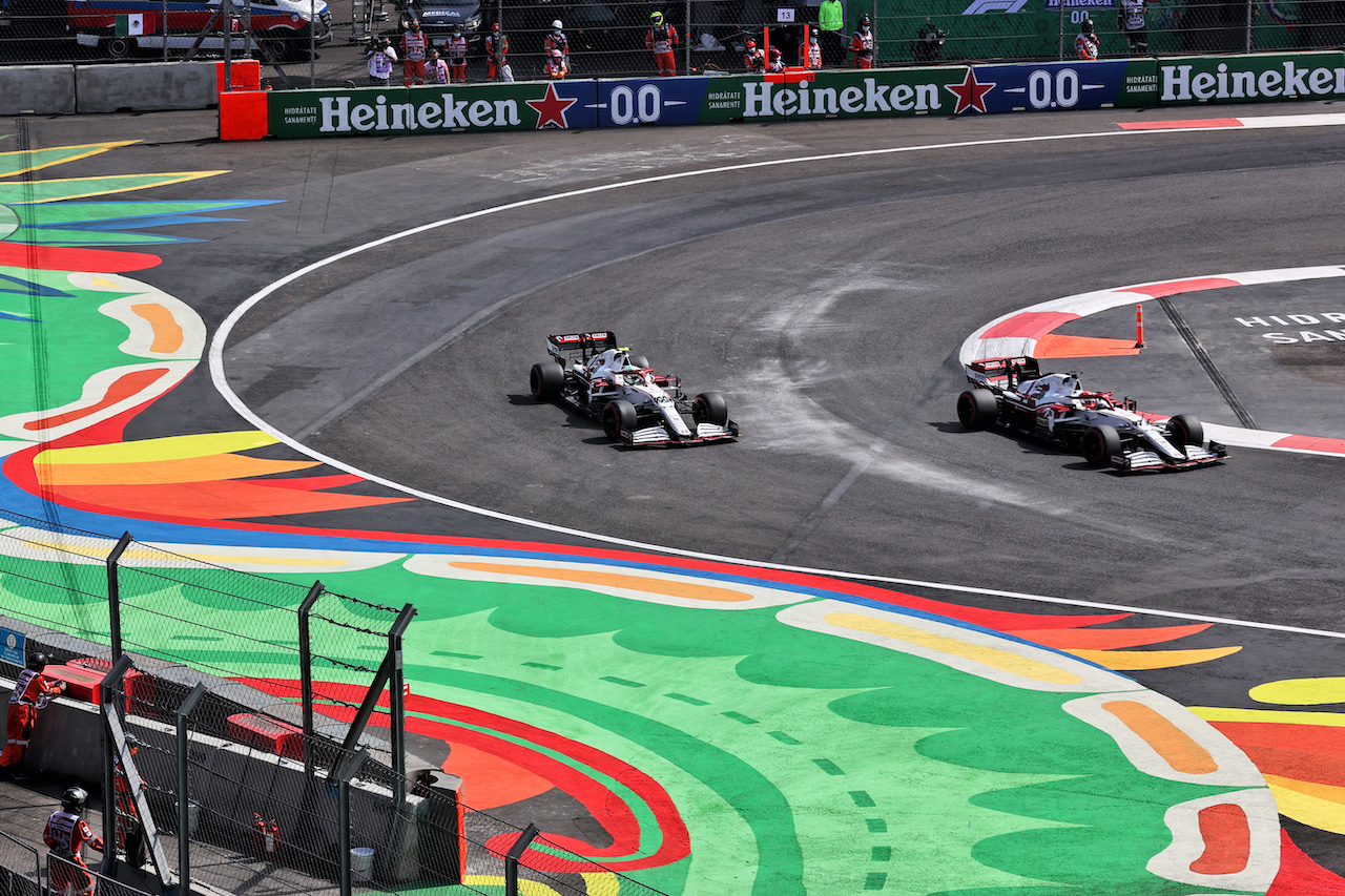 GP CITTA DEL MESSICO, Nikita Mazepin (RUS) Haas F1 Team VF-21 e Antonio Giovinazzi (ITA) Alfa Romeo Racing C41.
06.11.2021. Formula 1 World Championship, Rd 18, Mexican Grand Prix, Mexico City, Mexico, Qualifiche Day.
- www.xpbimages.com, EMail: requests@xpbimages.com © Copyright: Batchelor / XPB Images