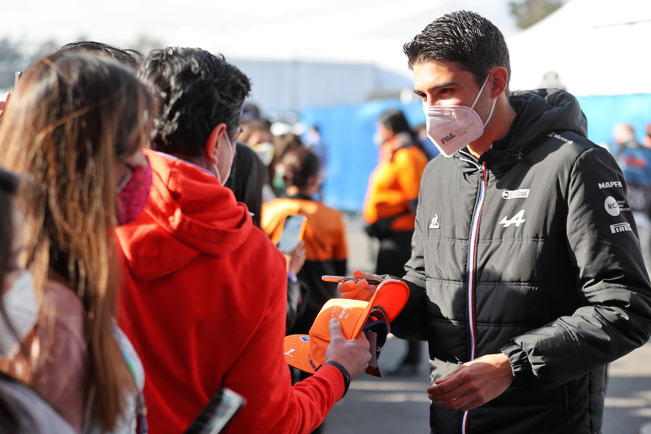 GP CITTA DEL MESSICO, Esteban Ocon (FRA) Alpine F1 Team signs autographs for the fans.
06.11.2021. Formula 1 World Championship, Rd 18, Mexican Grand Prix, Mexico City, Mexico, Qualifiche Day.
- www.xpbimages.com, EMail: requests@xpbimages.com © Copyright: Batchelor / XPB Images