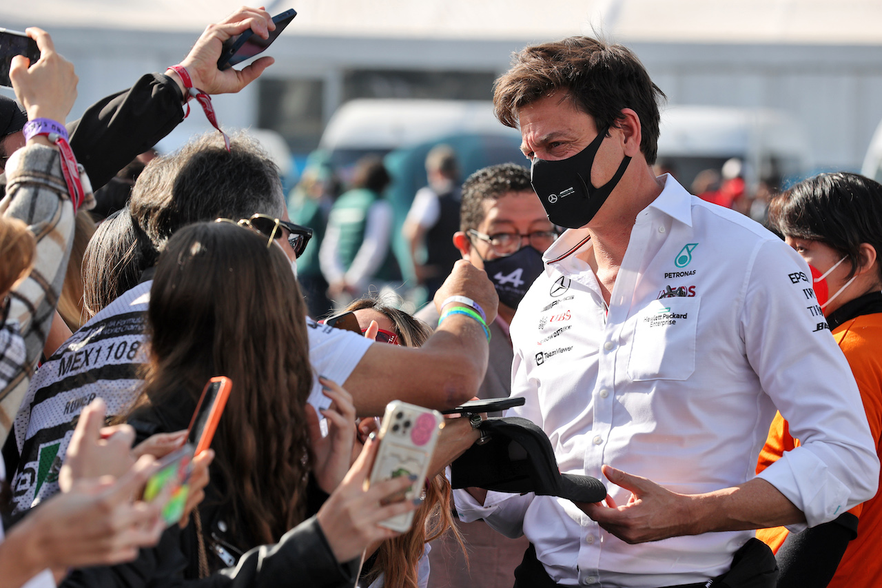 GP CITTA DEL MESSICO, Toto Wolff (GER) Mercedes AMG F1 Shareholder e Executive Director with fans.
06.11.2021. Formula 1 World Championship, Rd 18, Mexican Grand Prix, Mexico City, Mexico, Qualifiche Day.
- www.xpbimages.com, EMail: requests@xpbimages.com © Copyright: Batchelor / XPB Images