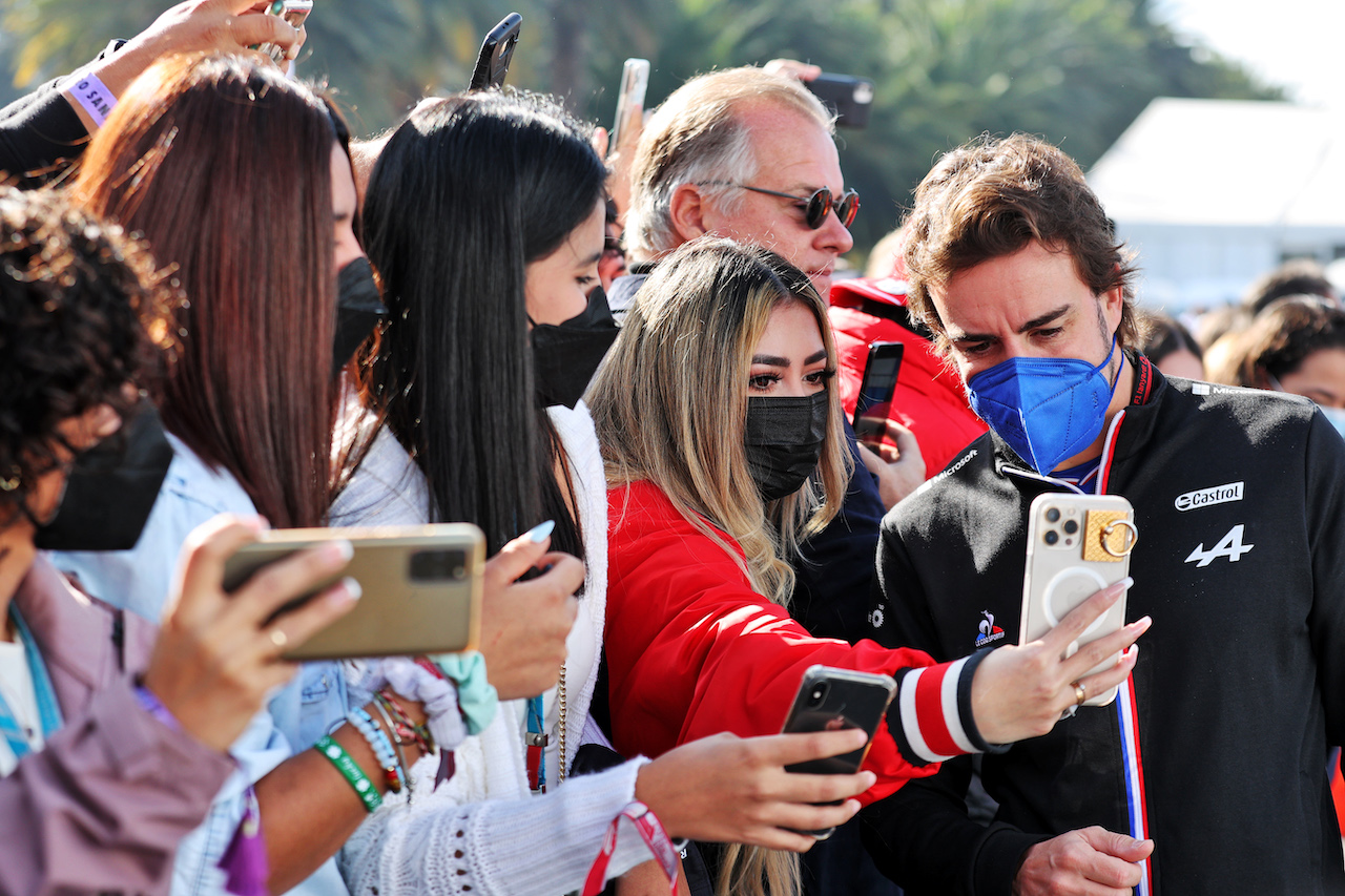 GP CITTA DEL MESSICO, Fernando Alonso (ESP) Alpine F1 Team with fans.
06.11.2021. Formula 1 World Championship, Rd 18, Mexican Grand Prix, Mexico City, Mexico, Qualifiche Day.
- www.xpbimages.com, EMail: requests@xpbimages.com © Copyright: Batchelor / XPB Images