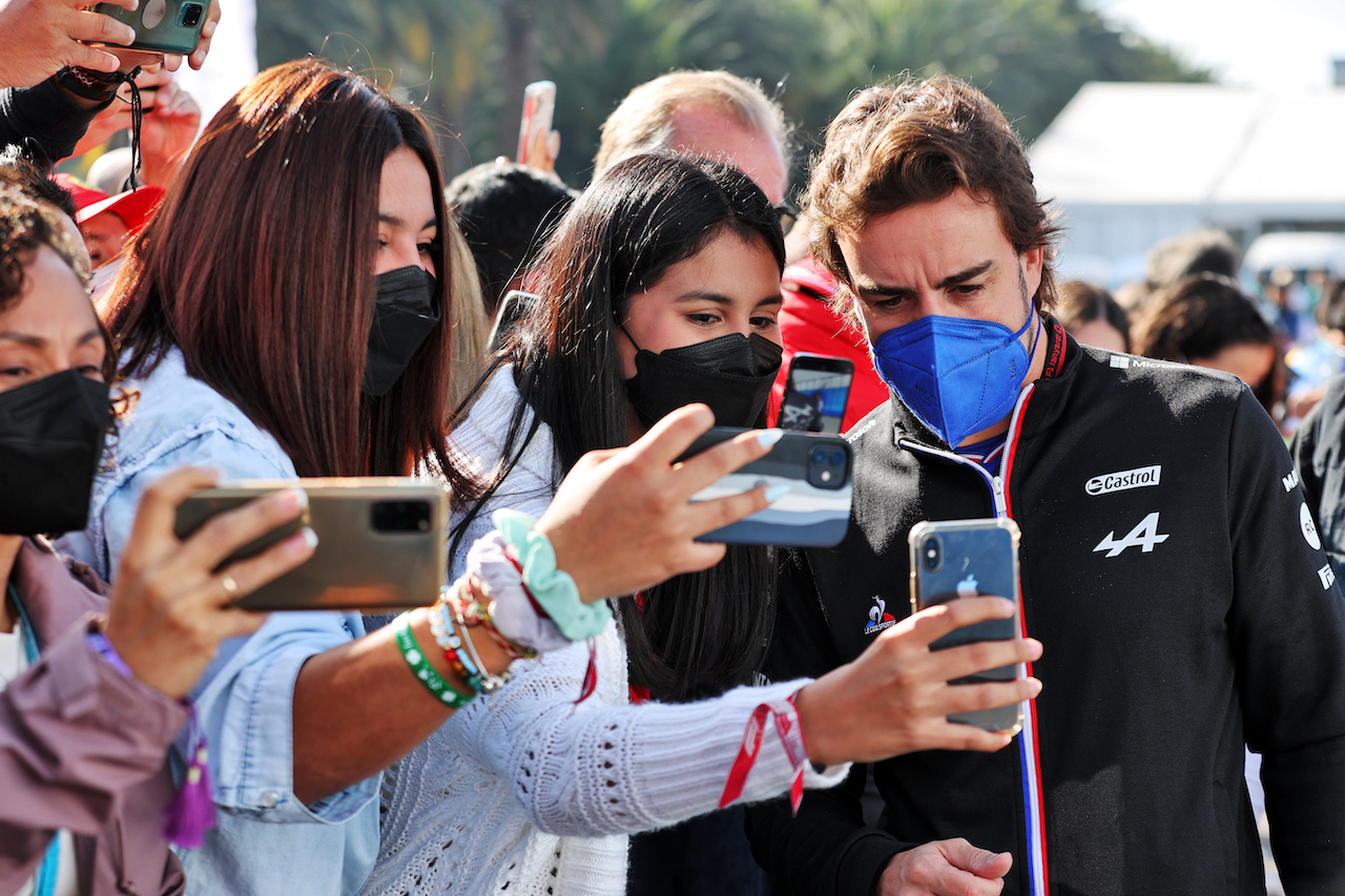 GP CITTA DEL MESSICO, Fernando Alonso (ESP) Alpine F1 Team with fans.
06.11.2021. Formula 1 World Championship, Rd 18, Mexican Grand Prix, Mexico City, Mexico, Qualifiche Day.
- www.xpbimages.com, EMail: requests@xpbimages.com © Copyright: Batchelor / XPB Images