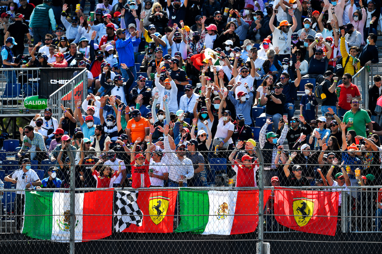 GP CITTA DEL MESSICO, Circuit Atmosfera - fans in the grandstand.
06.11.2021. Formula 1 World Championship, Rd 18, Mexican Grand Prix, Mexico City, Mexico, Qualifiche Day.
- www.xpbimages.com, EMail: requests@xpbimages.com © Copyright: Carrezevoli / XPB Images
