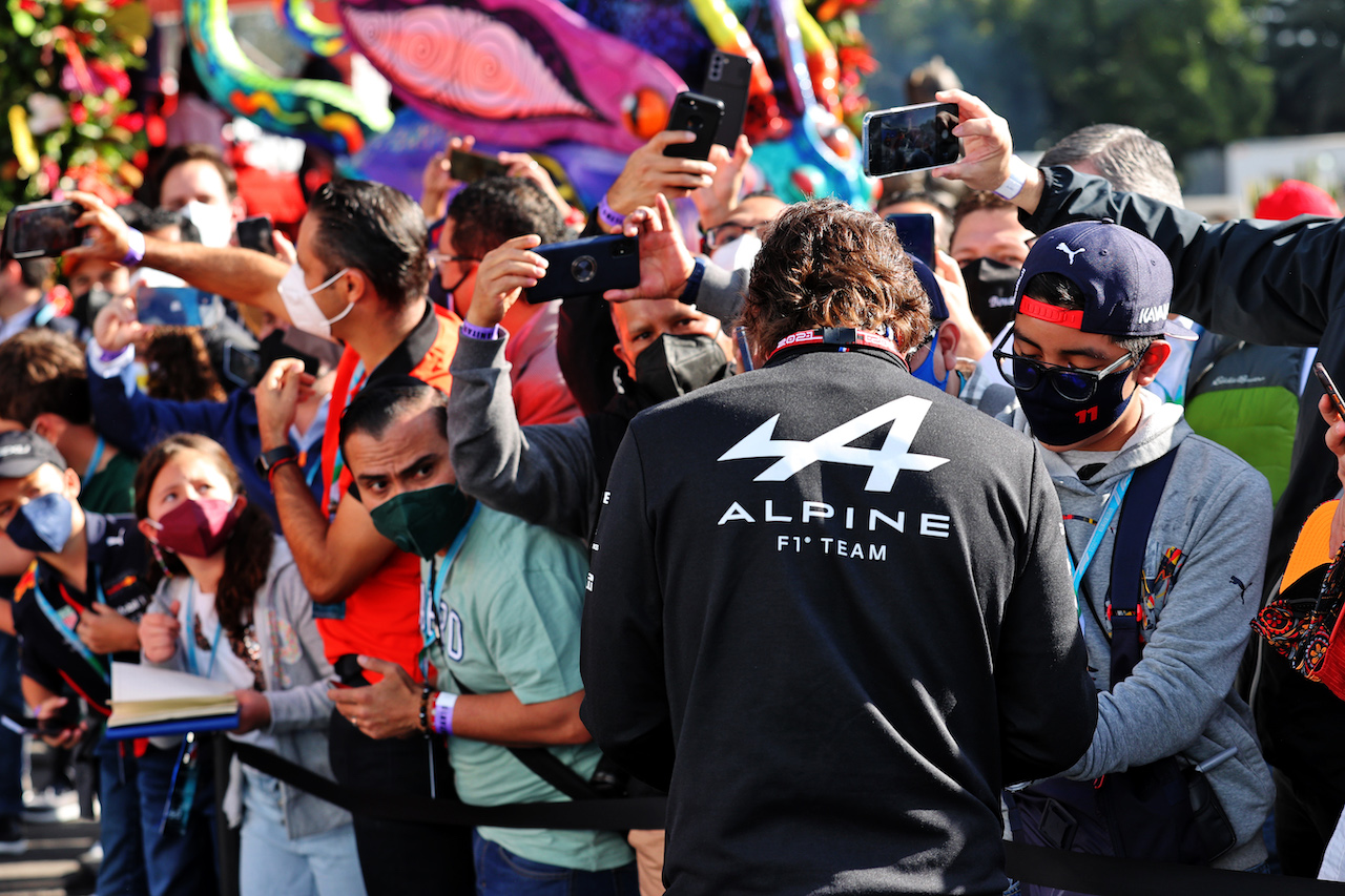GP CITTA DEL MESSICO, Fernando Alonso (ESP) Alpine F1 Team with fans.
06.11.2021. Formula 1 World Championship, Rd 18, Mexican Grand Prix, Mexico City, Mexico, Qualifiche Day.
- www.xpbimages.com, EMail: requests@xpbimages.com © Copyright: Batchelor / XPB Images