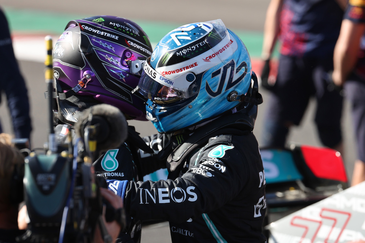 GP CITTA DEL MESSICO, Lewis Hamilton (GBR) Mercedes AMG F1 W12 with Pole position for Valtteri Bottas (FIN) Mercedes AMG F1 W12.
06.11.2021. Formula 1 World Championship, Rd 18, Mexican Grand Prix, Mexico City, Mexico, Qualifiche Day.
- www.xpbimages.com, EMail: requests@xpbimages.com ¬© Copyright: Batchelor / XPB Images