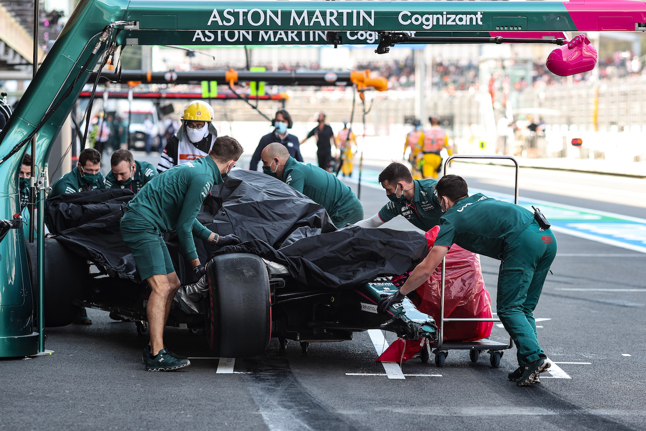GP CITTA DEL MESSICO, The damaged Aston Martin F1 Team AMR21 of Lance Stroll (CDN) Aston Martin F1 Team is recovered back to the pits during qualifying.
06.11.2021. Formula 1 World Championship, Rd 18, Mexican Grand Prix, Mexico City, Mexico, Qualifiche Day.
- www.xpbimages.com, EMail: requests@xpbimages.com © Copyright: Charniaux / XPB Images