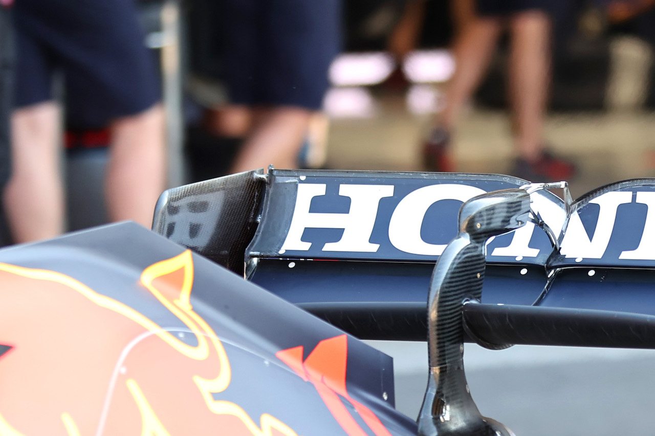 GP CITTA DEL MESSICO, Repairs on the rear wing of the RedBull.
06.11.2021. Formula 1 World Championship, Rd 18, Mexican Grand Prix, Mexico City, Mexico, Qualifiche Day.
- www.xpbimages.com, EMail: requests@xpbimages.com ¬© Copyright: Batchelor / XPB Images
