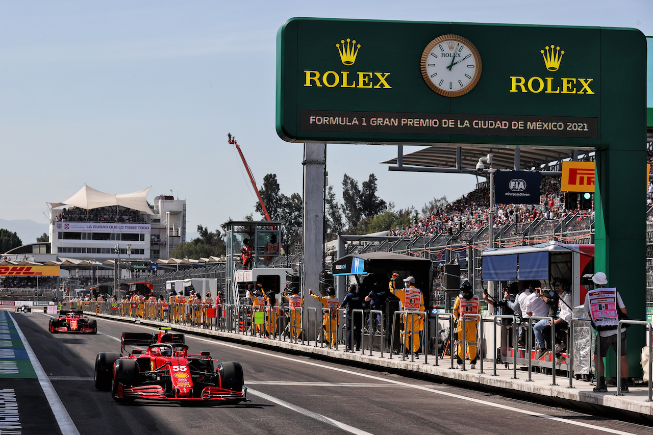GP CITTA DEL MESSICO, Carlos Sainz Jr (ESP) Ferrari SF-21 e Charles Leclerc (MON) Ferrari leave the pits.
06.11.2021. Formula 1 World Championship, Rd 18, Mexican Grand Prix, Mexico City, Mexico, Qualifiche Day.
- www.xpbimages.com, EMail: requests@xpbimages.com © Copyright: Batchelor / XPB Images