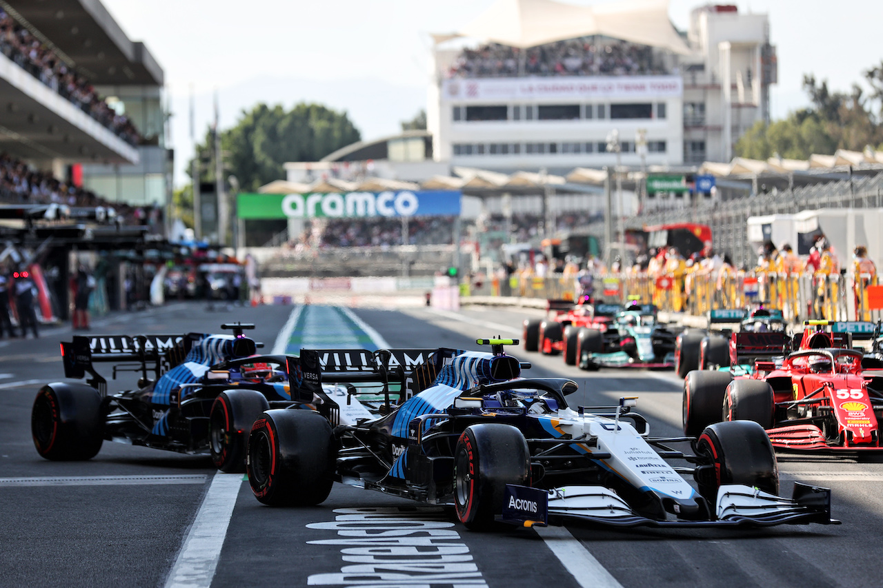 GP CITTA DEL MESSICO, Nicholas Latifi (CDN) Williams Racing FW43B e George Russell (GBR) Williams Racing FW43B leave the pits.
06.11.2021. Formula 1 World Championship, Rd 18, Mexican Grand Prix, Mexico City, Mexico, Qualifiche Day.
- www.xpbimages.com, EMail: requests@xpbimages.com © Copyright: Batchelor / XPB Images