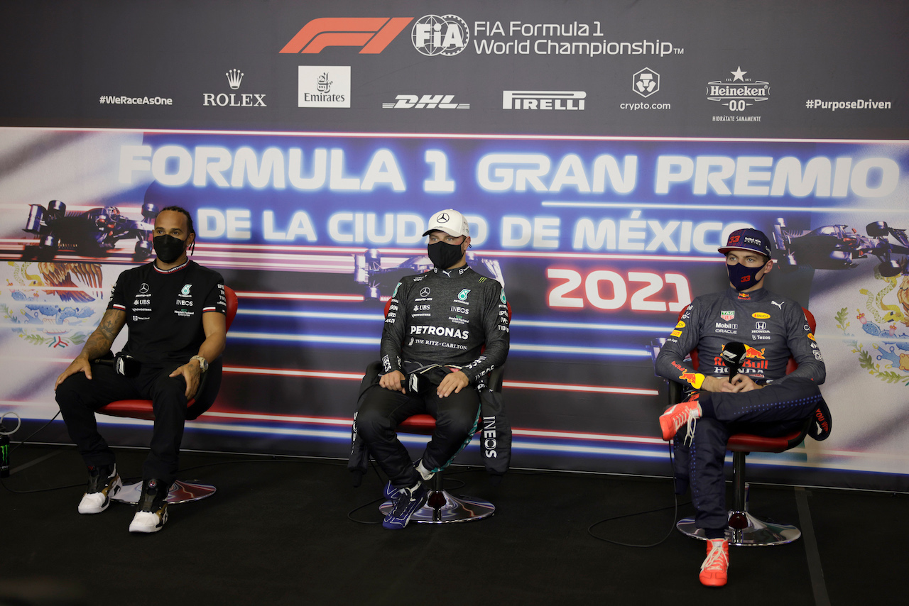 GP CITTA DEL MESSICO, (L to R): Lewis Hamilton (GBR) Mercedes AMG F1; Valtteri Bottas (FIN) Mercedes AMG F1; e Max Verstappen (NLD) Red Bull Racing, in the post qualifying FIA Press Conference.
06.11.2021. Formula 1 World Championship, Rd 18, Mexican Grand Prix, Mexico City, Mexico, Qualifiche Day.
- www.xpbimages.com, EMail: requests@xpbimages.com © Copyright: FIA Pool Image for Editorial Use Only