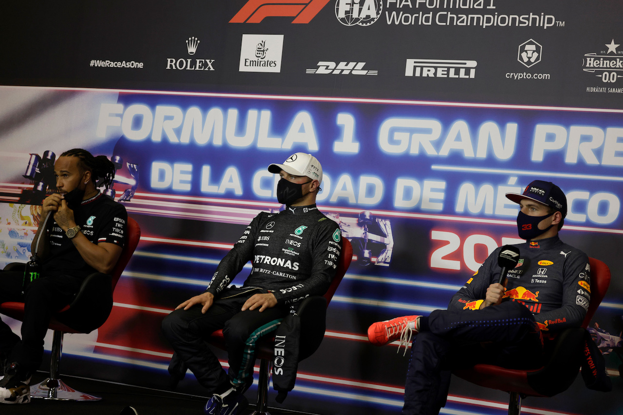 GP CITTA DEL MESSICO, (L to R): Lewis Hamilton (GBR) Mercedes AMG F1; Valtteri Bottas (FIN) Mercedes AMG F1; e Max Verstappen (NLD) Red Bull Racing, in the post qualifying FIA Press Conference.
06.11.2021. Formula 1 World Championship, Rd 18, Mexican Grand Prix, Mexico City, Mexico, Qualifiche Day.
- www.xpbimages.com, EMail: requests@xpbimages.com © Copyright: FIA Pool Image for Editorial Use Only