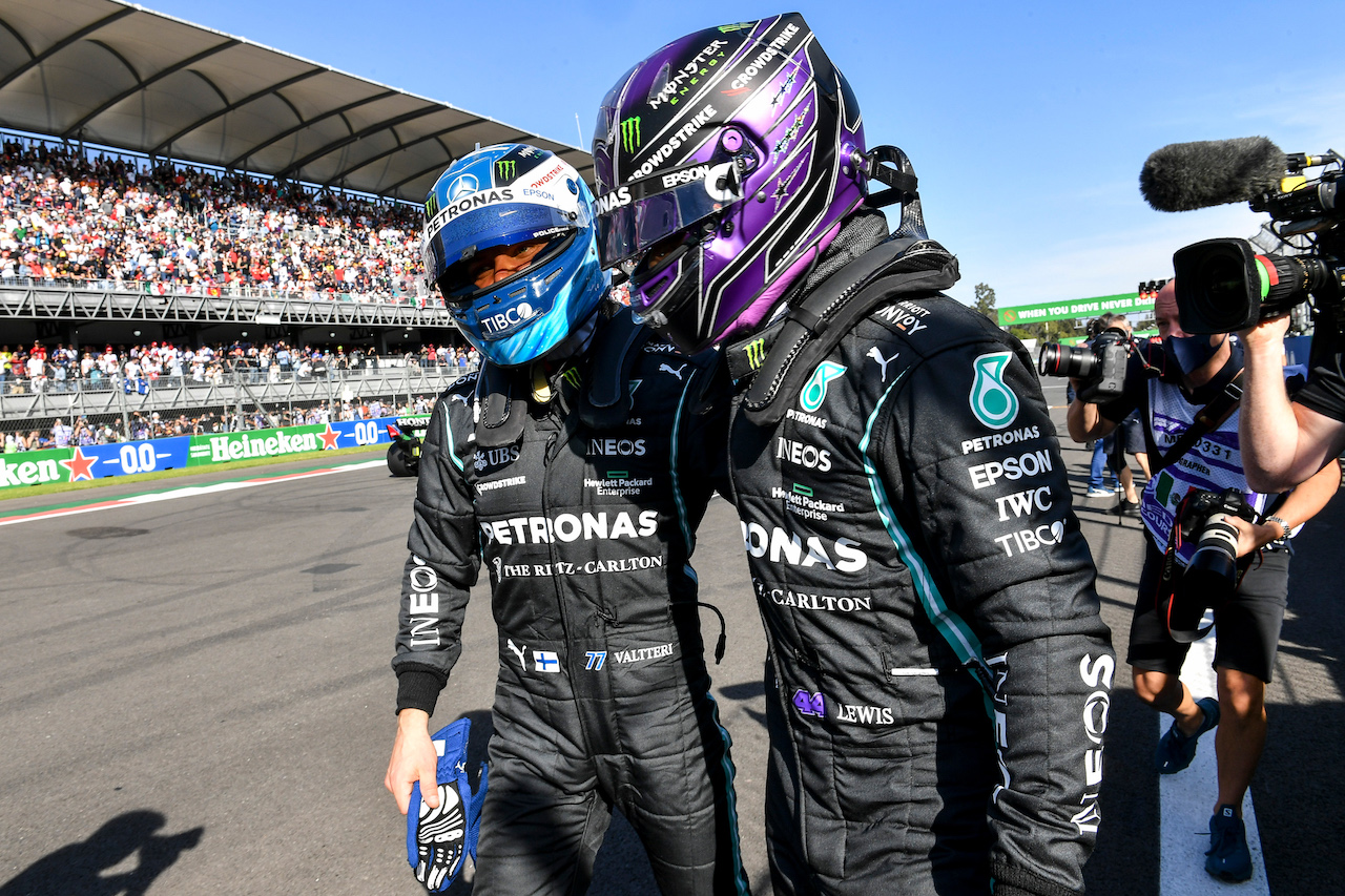 GP CITTA DEL MESSICO, (L to R): Valtteri Bottas (FIN) Mercedes AMG F1 celebrates his pole position in qualifying parc ferme with second placed team mate Lewis Hamilton (GBR) Mercedes AMG F1.
06.11.2021. Formula 1 World Championship, Rd 18, Mexican Grand Prix, Mexico City, Mexico, Qualifiche Day.
- www.xpbimages.com, EMail: requests@xpbimages.com © Copyright: FIA Pool Image for Editorial Use Only