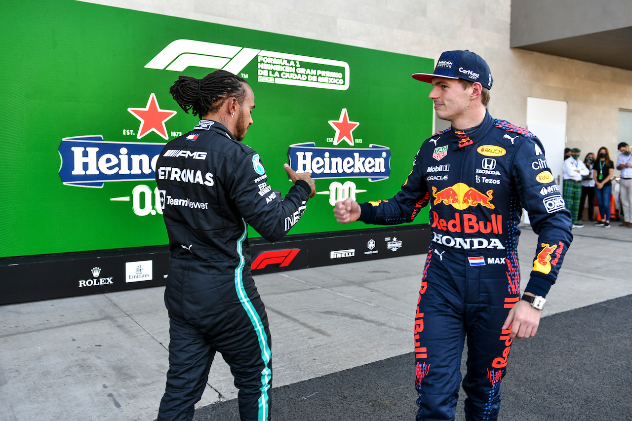 GP CITTA DEL MESSICO, (L to R): Lewis Hamilton (GBR) Mercedes AMG F1 e Max Verstappen (NLD) Red Bull Racing in qualifying parc ferme.
06.11.2021. Formula 1 World Championship, Rd 18, Mexican Grand Prix, Mexico City, Mexico, Qualifiche Day.
- www.xpbimages.com, EMail: requests@xpbimages.com © Copyright: FIA Pool Image for Editorial Use Only