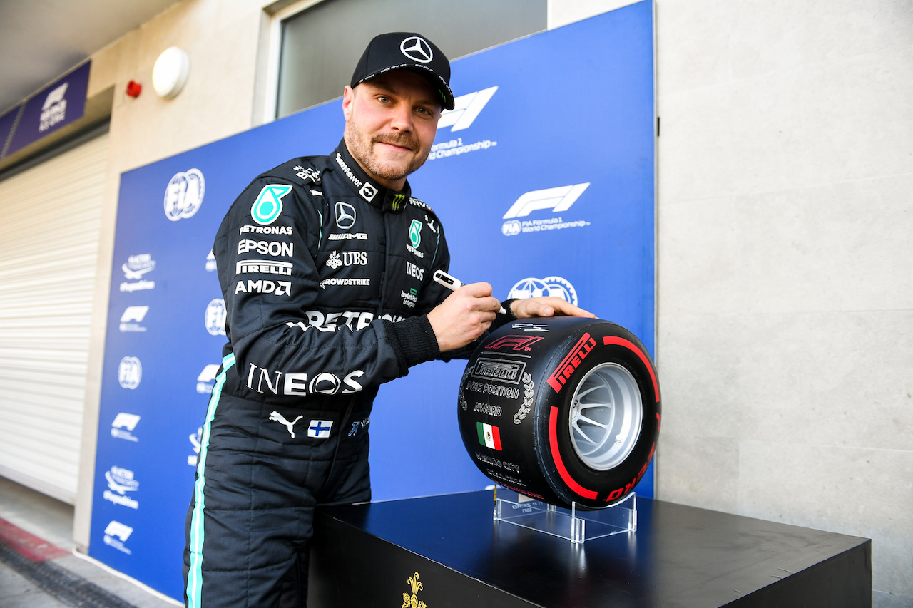 GP CITTA DEL MESSICO, Valtteri Bottas (FIN) Mercedes AMG F1 celebrates with the Pirelli Pole Position Award in qualifying parc ferme.
06.11.2021. Formula 1 World Championship, Rd 18, Mexican Grand Prix, Mexico City, Mexico, Qualifiche Day.
- www.xpbimages.com, EMail: requests@xpbimages.com © Copyright: FIA Pool Image for Editorial Use Only
