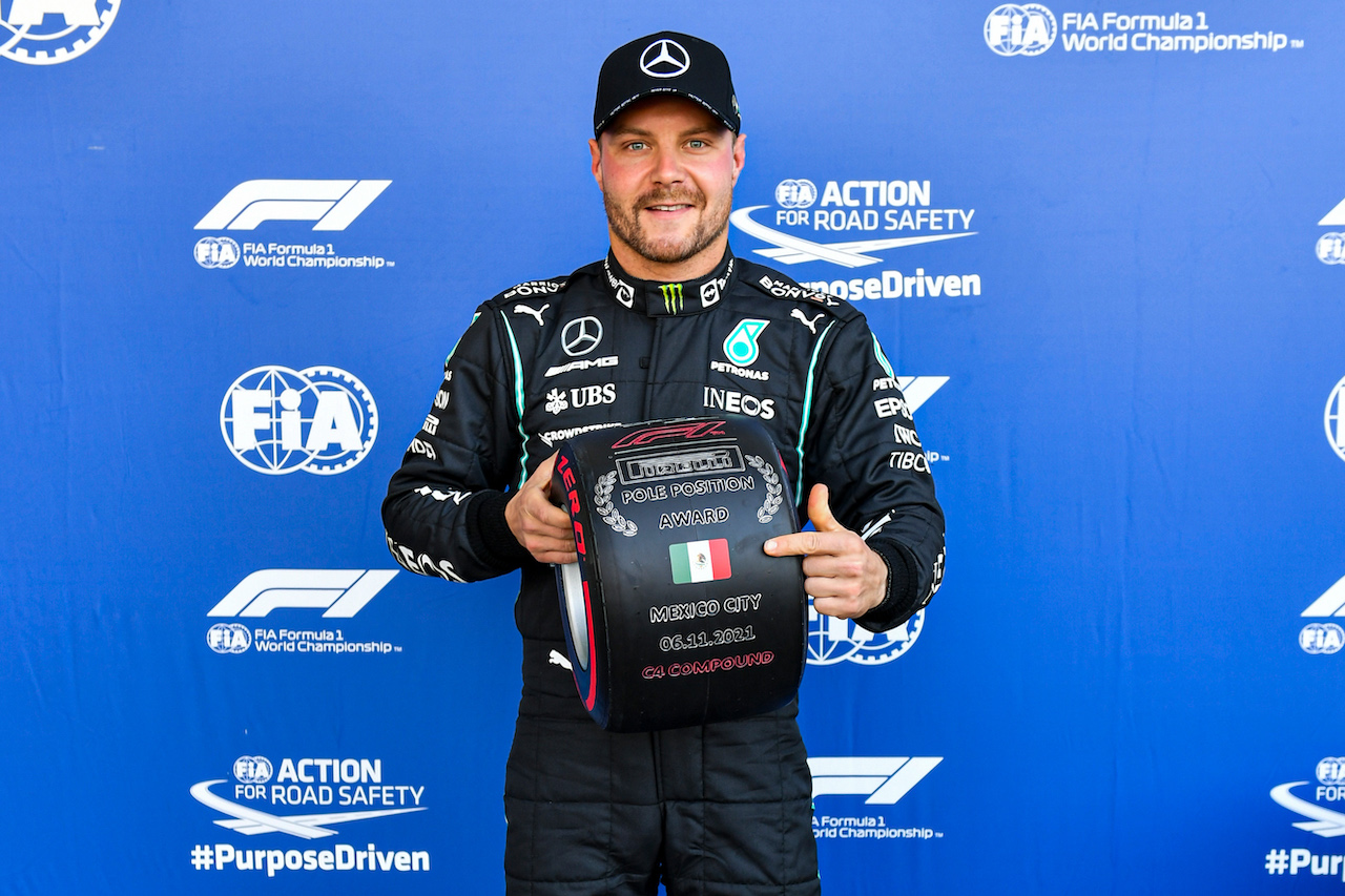 GP CITTA DEL MESSICO, Valtteri Bottas (FIN) Mercedes AMG F1 celebrates with the Pirelli Pole Position Award in qualifying parc ferme.
06.11.2021. Formula 1 World Championship, Rd 18, Mexican Grand Prix, Mexico City, Mexico, Qualifiche Day.
- www.xpbimages.com, EMail: requests@xpbimages.com © Copyright: FIA Pool Image for Editorial Use Only