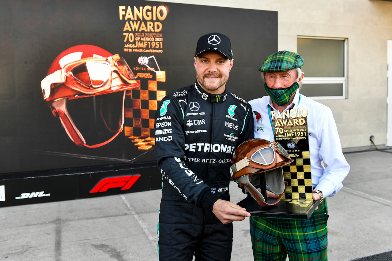 GP CITTA DEL MESSICO, (L to R): Valtteri Bottas (FIN) Mercedes AMG F1 celebrates his pole position in qualifying parc ferme with the Fangio Award Replica Helmet, presented by Jackie Stewart (GBR).
06.11.2021. Formula 1 World Championship, Rd 18, Mexican Grand Prix, Mexico City, Mexico, Qualifiche Day.
- www.xpbimages.com, EMail: requests@xpbimages.com © Copyright: FIA Pool Image for Editorial Use Only