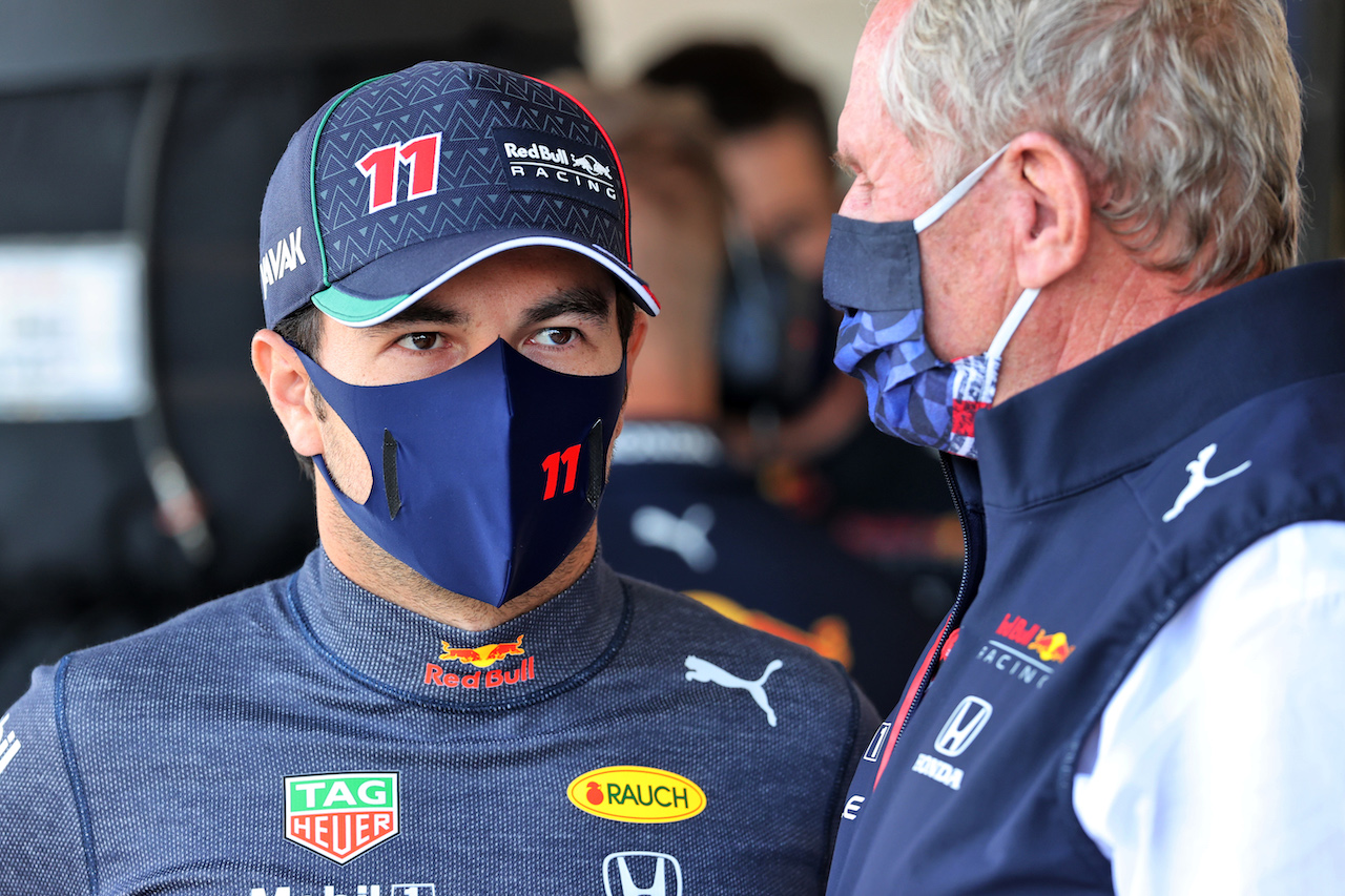 GP CITTA DEL MESSICO, (L to R): Sergio Perez (MEX) Red Bull Racing with Dr Helmut Marko (AUT) Red Bull Motorsport Consultant.
06.11.2021. Formula 1 World Championship, Rd 18, Mexican Grand Prix, Mexico City, Mexico, Qualifiche Day.
- www.xpbimages.com, EMail: requests@xpbimages.com © Copyright: Batchelor / XPB Images