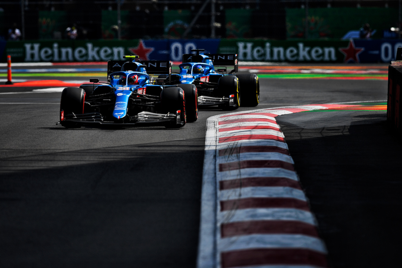 GP CITTA DEL MESSICO, Esteban Ocon (FRA) Alpine F1 Team A521 davanti a team mate Fernando Alonso (ESP) Alpine F1 Team A521.
06.11.2021. Formula 1 World Championship, Rd 18, Mexican Grand Prix, Mexico City, Mexico, Qualifiche Day.
- www.xpbimages.com, EMail: requests@xpbimages.com © Copyright: Carrezevoli / XPB Images