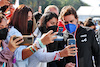 GP CITTA DEL MESSICO, Fernando Alonso (ESP) Alpine F1 Team with fans.
06.11.2021. Formula 1 World Championship, Rd 18, Mexican Grand Prix, Mexico City, Mexico, Qualifiche Day.
- www.xpbimages.com, EMail: requests@xpbimages.com © Copyright: Batchelor / XPB Images