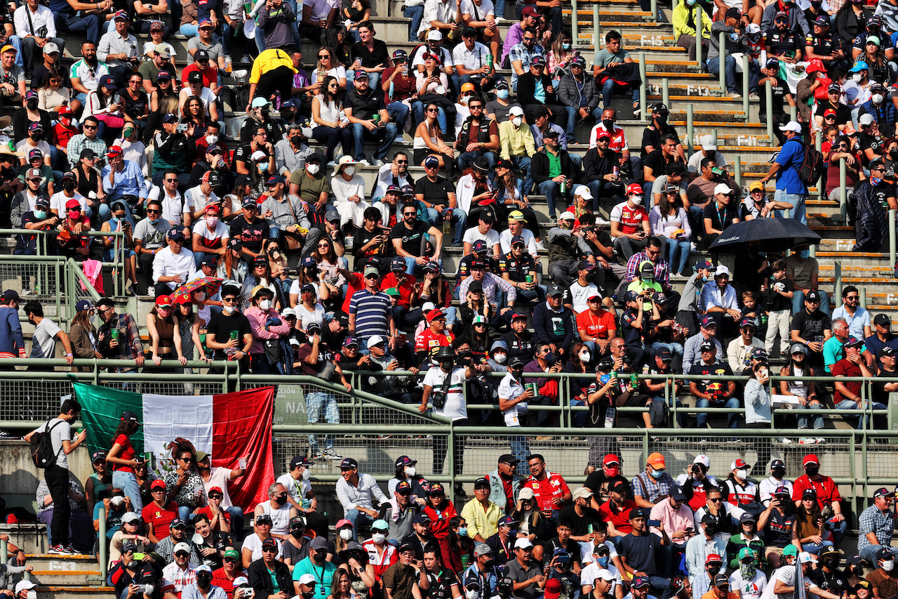 GP CITTA DEL MESSICO, Circuit Atmosfera - fans in the grandstand.
05.11.2021. Formula 1 World Championship, Rd 18, Mexican Grand Prix, Mexico City, Mexico, Practice Day.
- www.xpbimages.com, EMail: requests@xpbimages.com © Copyright: Batchelor / XPB Images