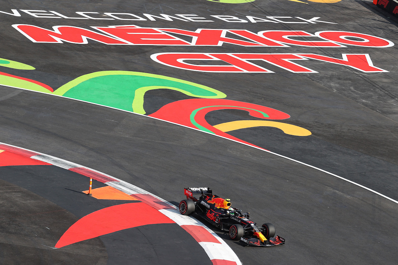 GP CITTA DEL MESSICO, Sergio Perez (MEX) Red Bull Racing RB16B.
05.11.2021. Formula 1 World Championship, Rd 18, Mexican Grand Prix, Mexico City, Mexico, Practice Day.
- www.xpbimages.com, EMail: requests@xpbimages.com © Copyright: Charniaux / XPB Images