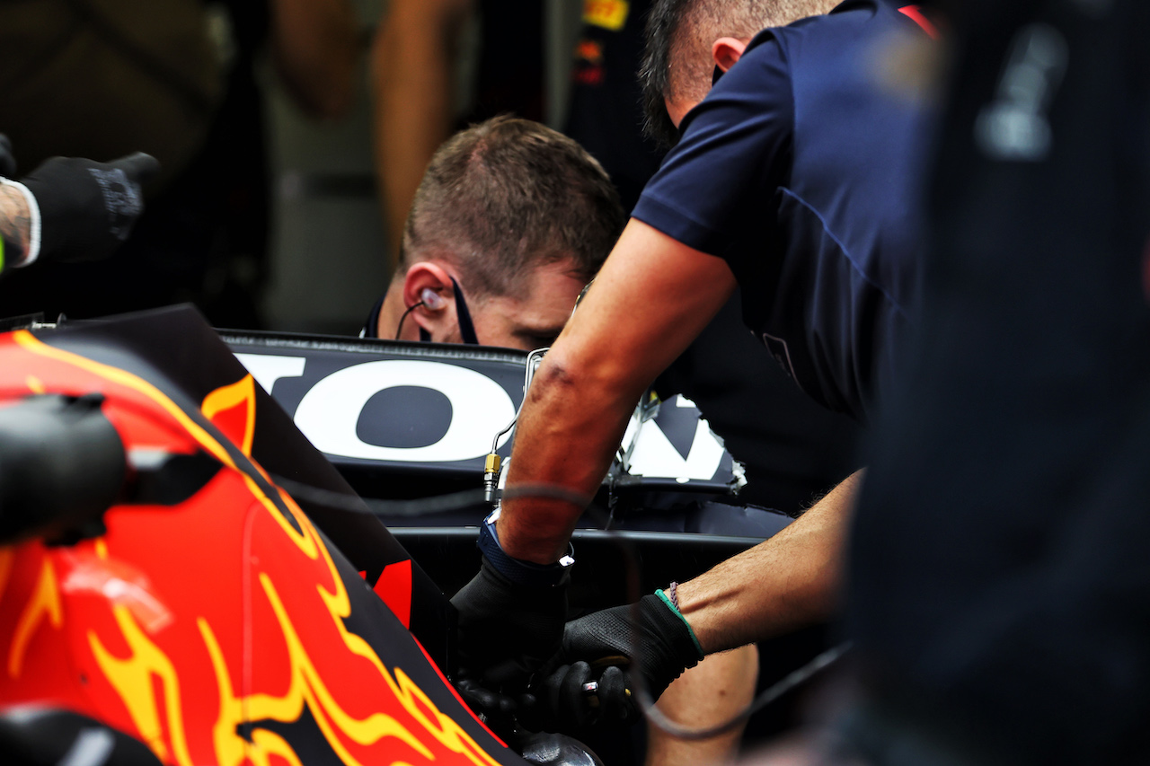 GP CITTA DEL MESSICO, Red Bull Racing meccanici repair the Red Bull Racing RB16B rear wing of Sergio Perez (MEX).
05.11.2021. Formula 1 World Championship, Rd 18, Mexican Grand Prix, Mexico City, Mexico, Practice Day.
- www.xpbimages.com, EMail: requests@xpbimages.com © Copyright: Batchelor / XPB Images