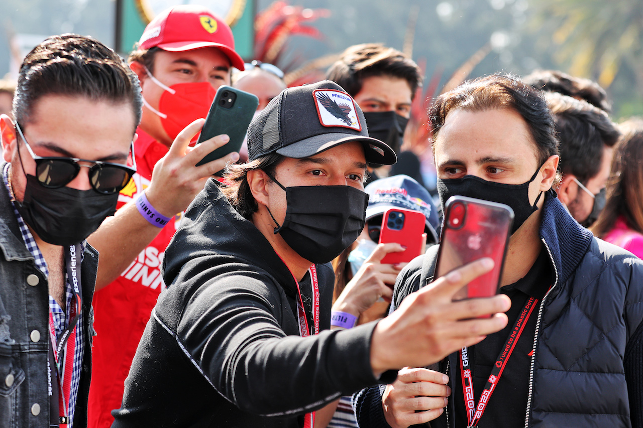 GP CITTA DEL MESSICO, Felipe Massa (BRA) with fans.
05.11.2021. Formula 1 World Championship, Rd 18, Mexican Grand Prix, Mexico City, Mexico, Practice Day.
- www.xpbimages.com, EMail: requests@xpbimages.com © Copyright: Batchelor / XPB Images