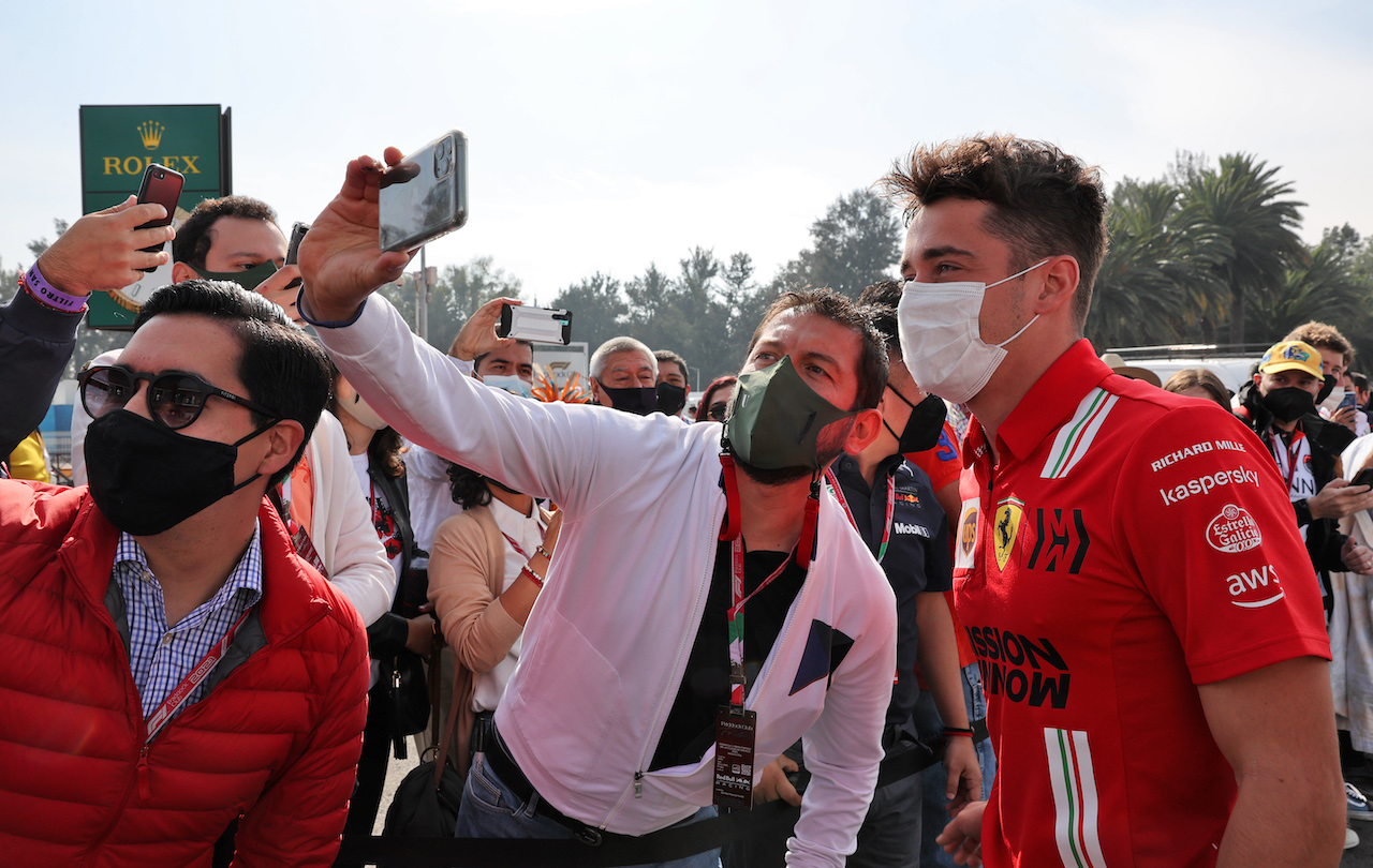GP CITTA DEL MESSICO, Charles Leclerc (MON) Ferrari with fans.
05.11.2021. Formula 1 World Championship, Rd 18, Mexican Grand Prix, Mexico City, Mexico, Practice Day.
- www.xpbimages.com, EMail: requests@xpbimages.com © Copyright: Batchelor / XPB Images