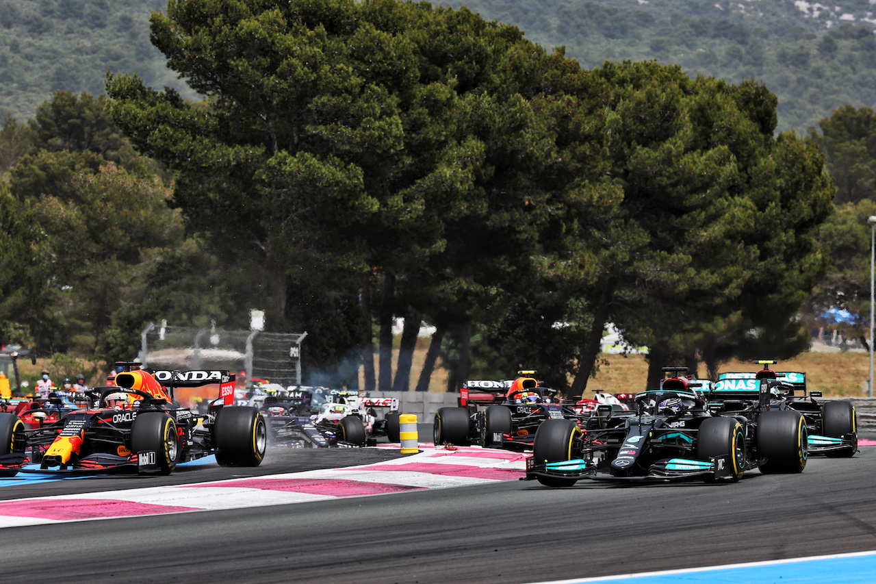 GP FRANCIA, (L to R): Max Verstappen (NLD) Red Bull Racing RB16B e Lewis Hamilton (GBR) Mercedes AMG F1 W12 at the partenza of the race.
20.06.2021. Formula 1 World Championship, Rd 7, French Grand Prix, Paul Ricard, France, Gara Day.
- www.xpbimages.com, EMail: requests@xpbimages.com © Copyright: Batchelor / XPB Images