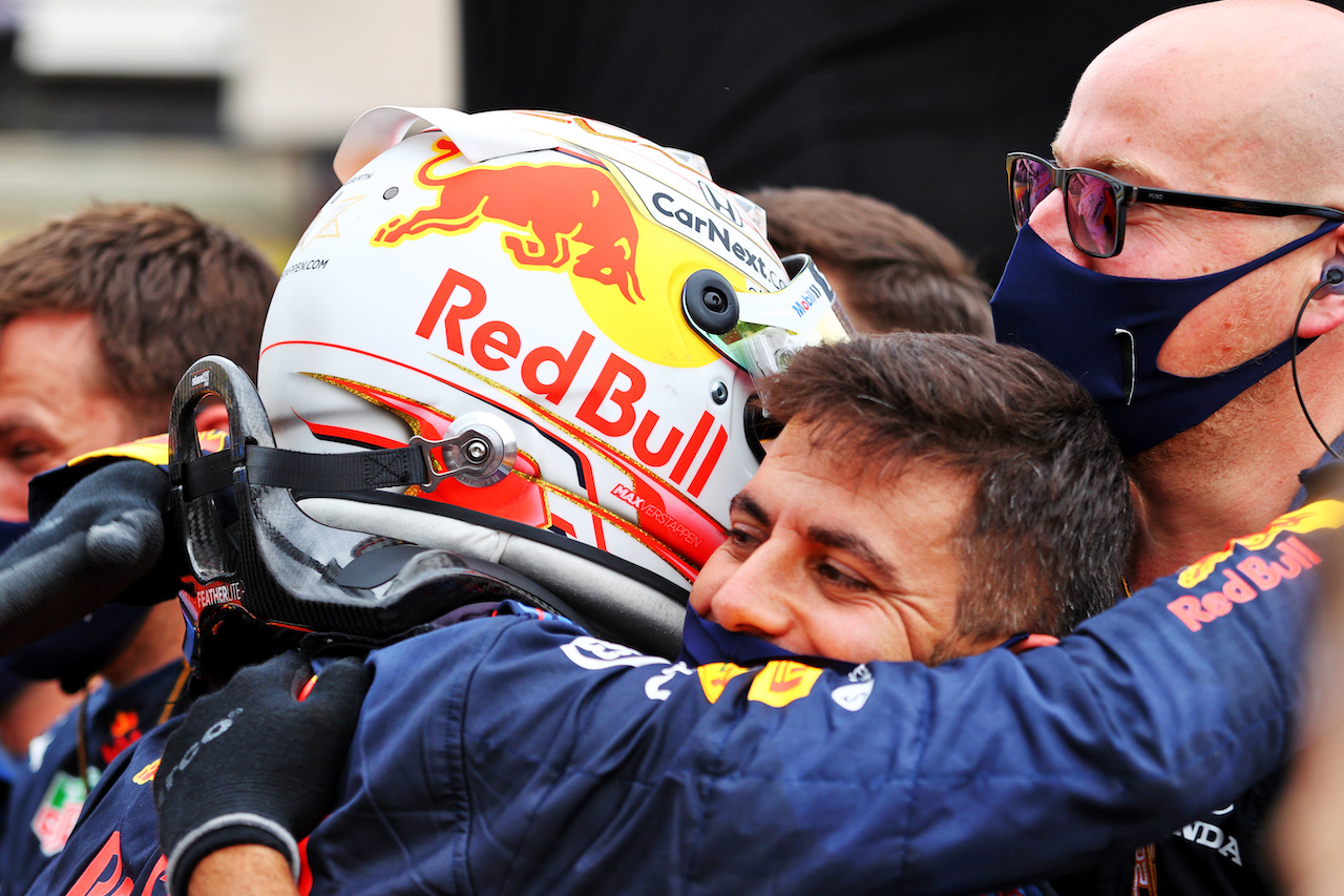 GP FRANCIA, Gara winner Max Verstappen (NLD) Red Bull Racing celebrates with the team in parc ferme.
20.06.2021. Formula 1 World Championship, Rd 7, French Grand Prix, Paul Ricard, France, Gara Day.
- www.xpbimages.com, EMail: requests@xpbimages.com © Copyright: Moy / XPB Images