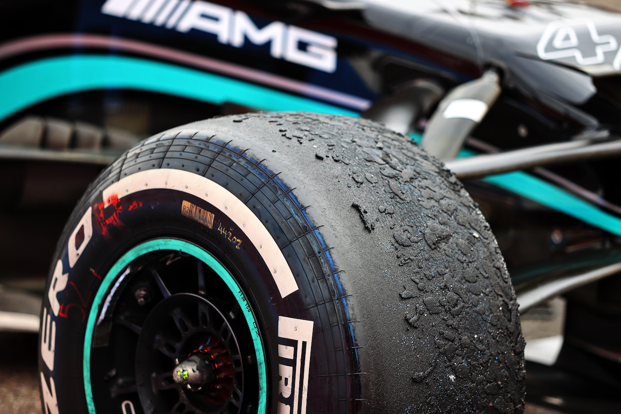 GP FRANCIA, A tyre on the Mercedes AMG F1 W12 of second placed Lewis Hamilton (GBR) in parc ferme.
20.06.2021. Formula 1 World Championship, Rd 7, French Grand Prix, Paul Ricard, France, Gara Day.
- www.xpbimages.com, EMail: requests@xpbimages.com © Copyright: Moy / XPB Images