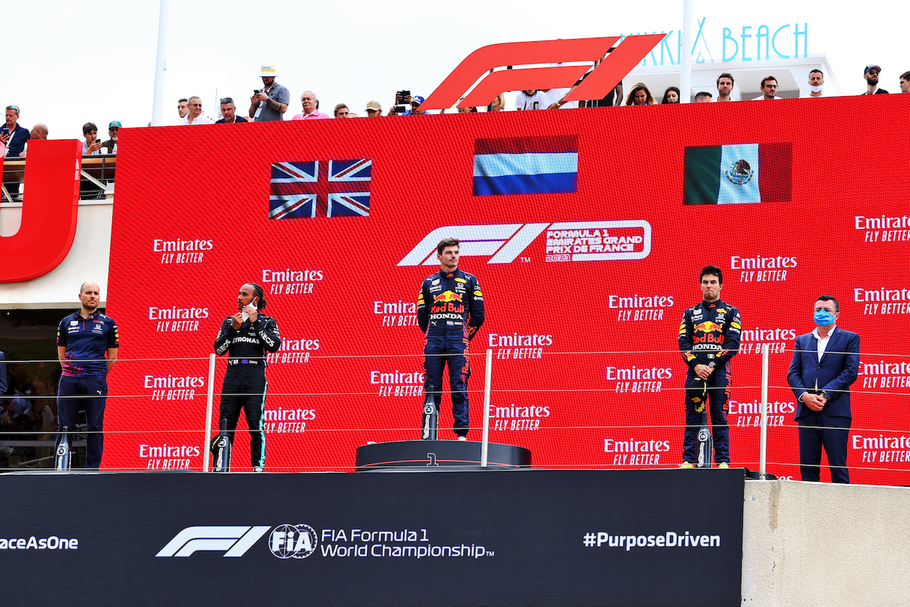 GP FRANCIA, The podium (L to R): Gianpiero Lambiase (ITA) Red Bull Racing Engineer; Lewis Hamilton (GBR) Mercedes AMG F1, second; Max Verstappen (NLD) Red Bull Racing, vincitore; Sergio Perez (MEX) Red Bull Racing, third, third.
20.06.2021. Formula 1 World Championship, Rd 7, French Grand Prix, Paul Ricard, France, Gara Day.
- www.xpbimages.com, EMail: requests@xpbimages.com © Copyright: Moy / XPB Images