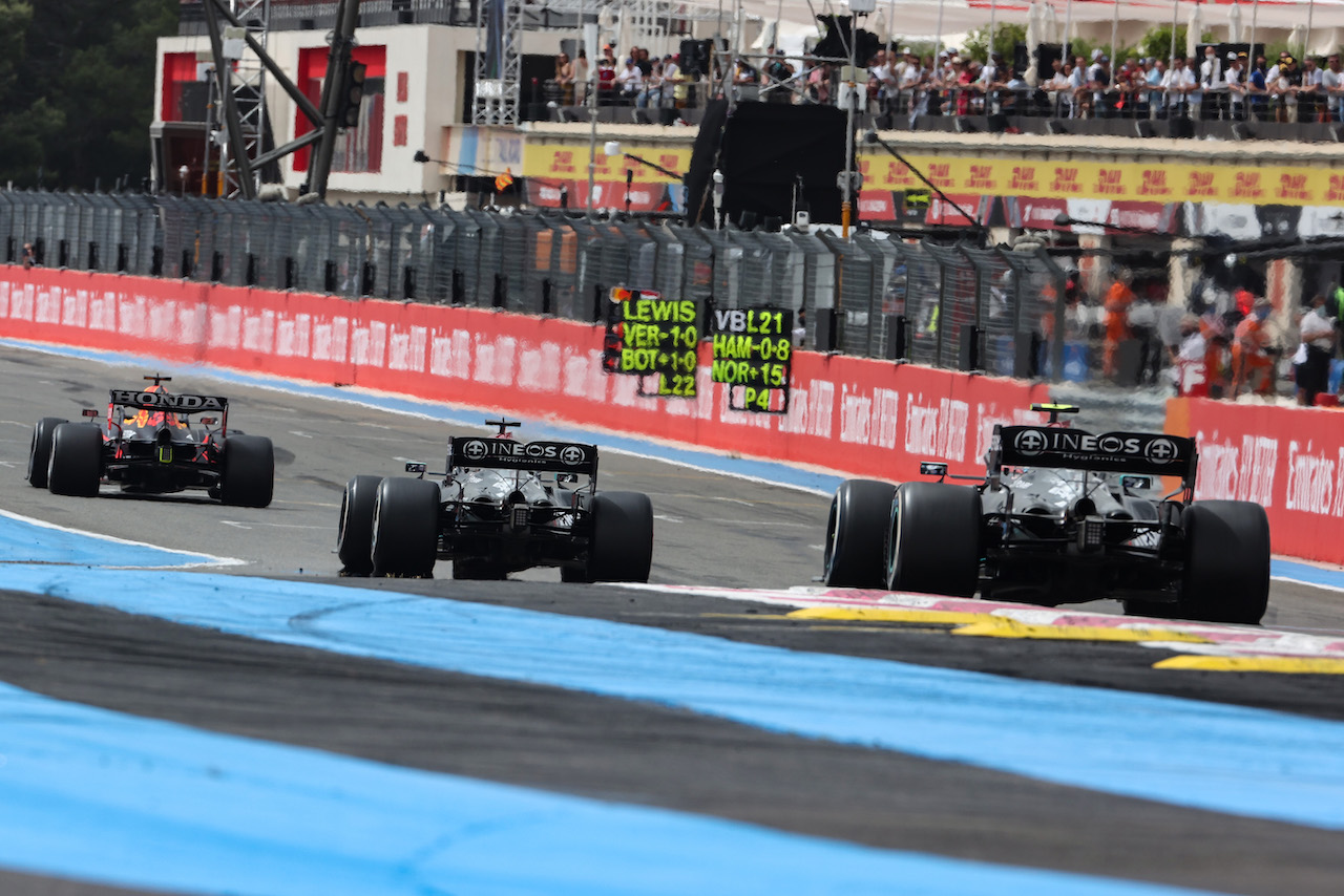 GP FRANCIA, Max Verstappen (NLD), Red Bull Racing e Lewis Hamilton (GBR), Mercedes AMG F1  
20.06.2021. Formula 1 World Championship, Rd 7, French Grand Prix, Paul Ricard, France, Gara Day.
- www.xpbimages.com, EMail: requests@xpbimages.com ¬© Copyright: Charniaux / XPB Images
