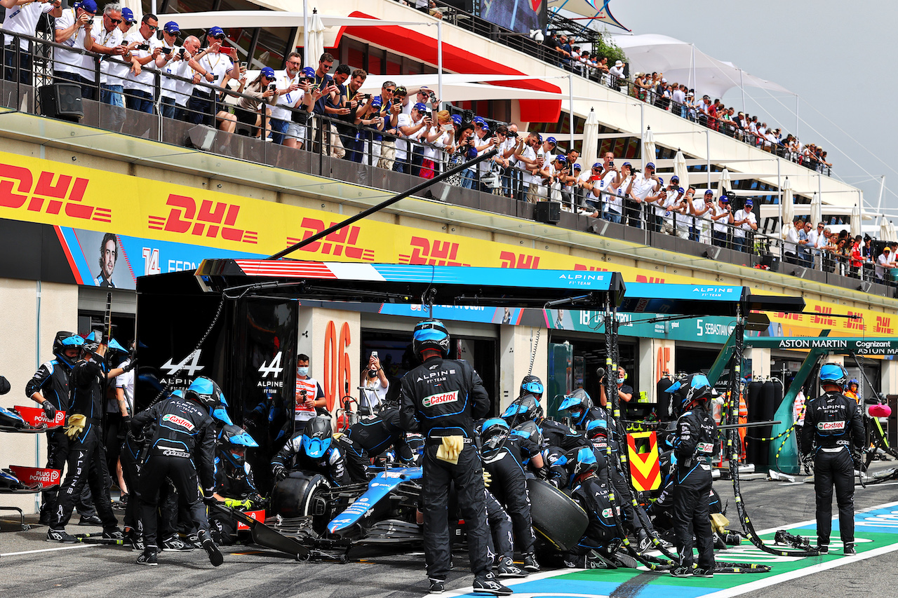 GP FRANCIA, Fernando Alonso (ESP) Alpine F1 Team A521 makes a pit stop.
20.06.2021. Formula 1 World Championship, Rd 7, French Grand Prix, Paul Ricard, France, Gara Day.
- www.xpbimages.com, EMail: requests@xpbimages.com © Copyright: Moy / XPB Images