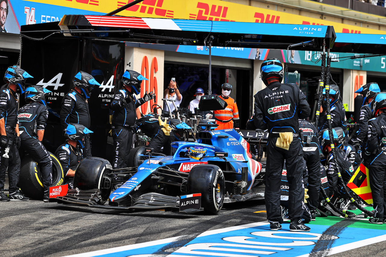 GP FRANCIA, Fernando Alonso (ESP) Alpine F1 Team A521 makes a pit stop.
20.06.2021. Formula 1 World Championship, Rd 7, French Grand Prix, Paul Ricard, France, Gara Day.
- www.xpbimages.com, EMail: requests@xpbimages.com © Copyright: Moy / XPB Images