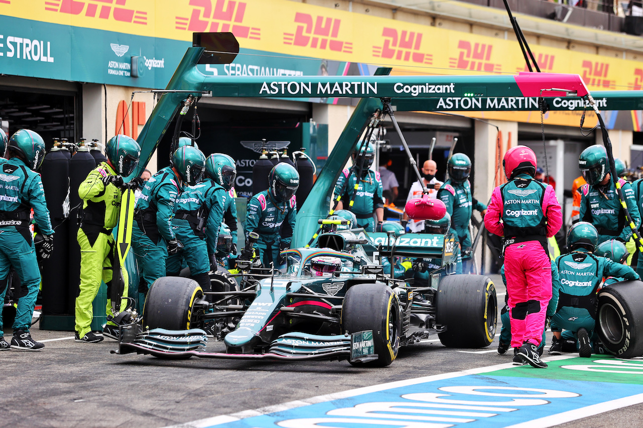 GP FRANCIA, Sebastian Vettel (GER) Aston Martin F1 Team AMR21 makes a pit stop.
20.06.2021. Formula 1 World Championship, Rd 7, French Grand Prix, Paul Ricard, France, Gara Day.
- www.xpbimages.com, EMail: requests@xpbimages.com © Copyright: Moy / XPB Images