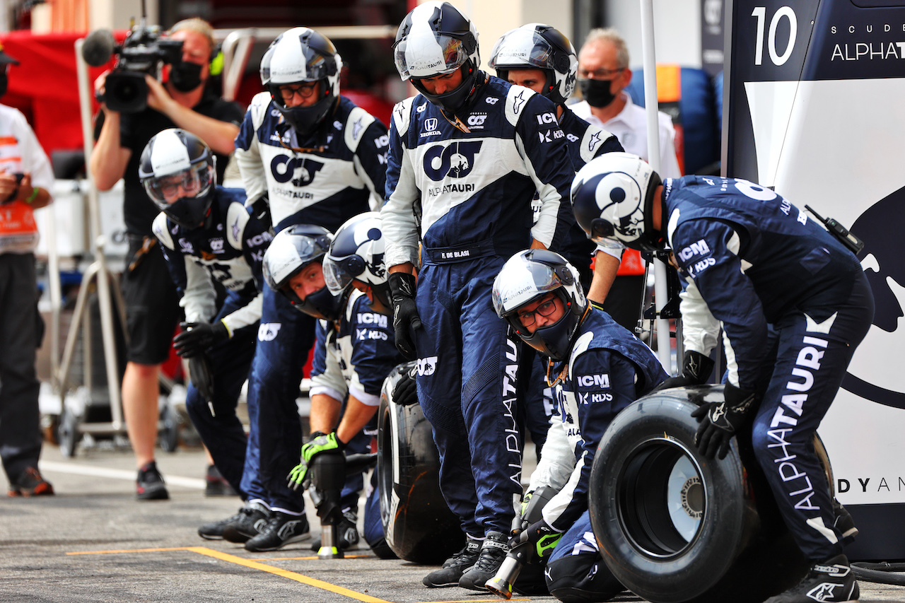 GP FRANCIA, AlphaTauri makes a pit stop.
20.06.2021. Formula 1 World Championship, Rd 7, French Grand Prix, Paul Ricard, France, Gara Day.
- www.xpbimages.com, EMail: requests@xpbimages.com © Copyright: Moy / XPB Images