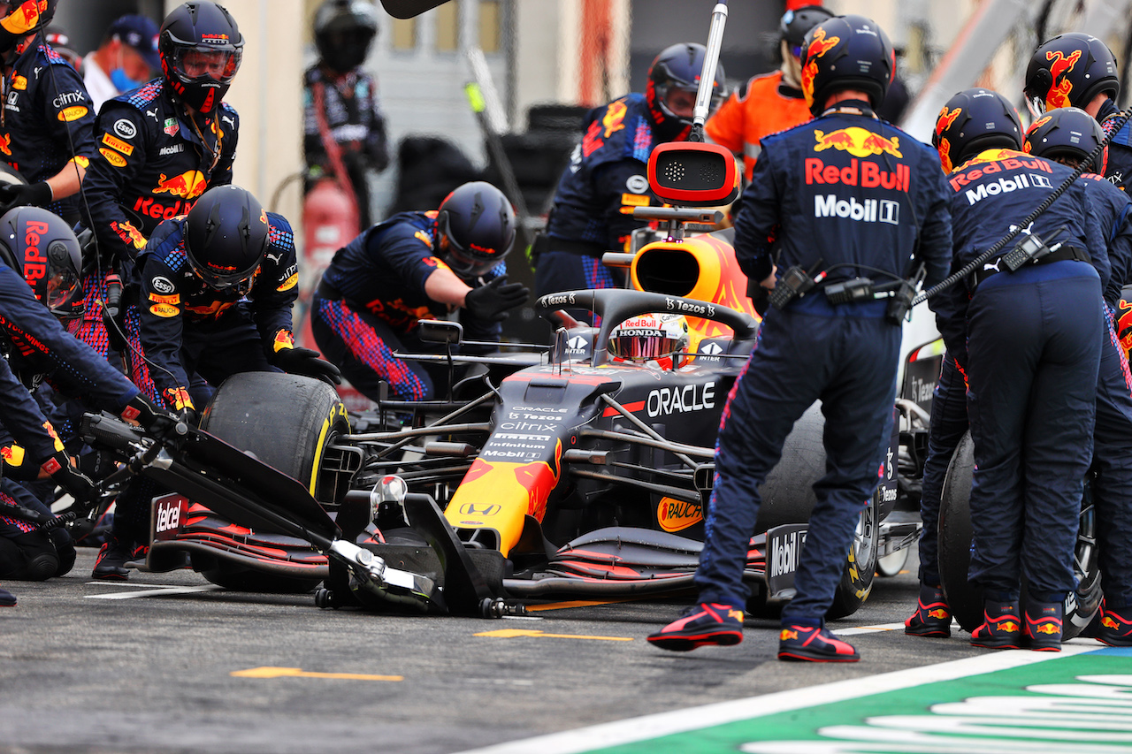 GP FRANCIA, Max Verstappen (NLD) Red Bull Racing RB16B makes a pit stop.
20.06.2021. Formula 1 World Championship, Rd 7, French Grand Prix, Paul Ricard, France, Gara Day.
- www.xpbimages.com, EMail: requests@xpbimages.com © Copyright: Moy / XPB Images
