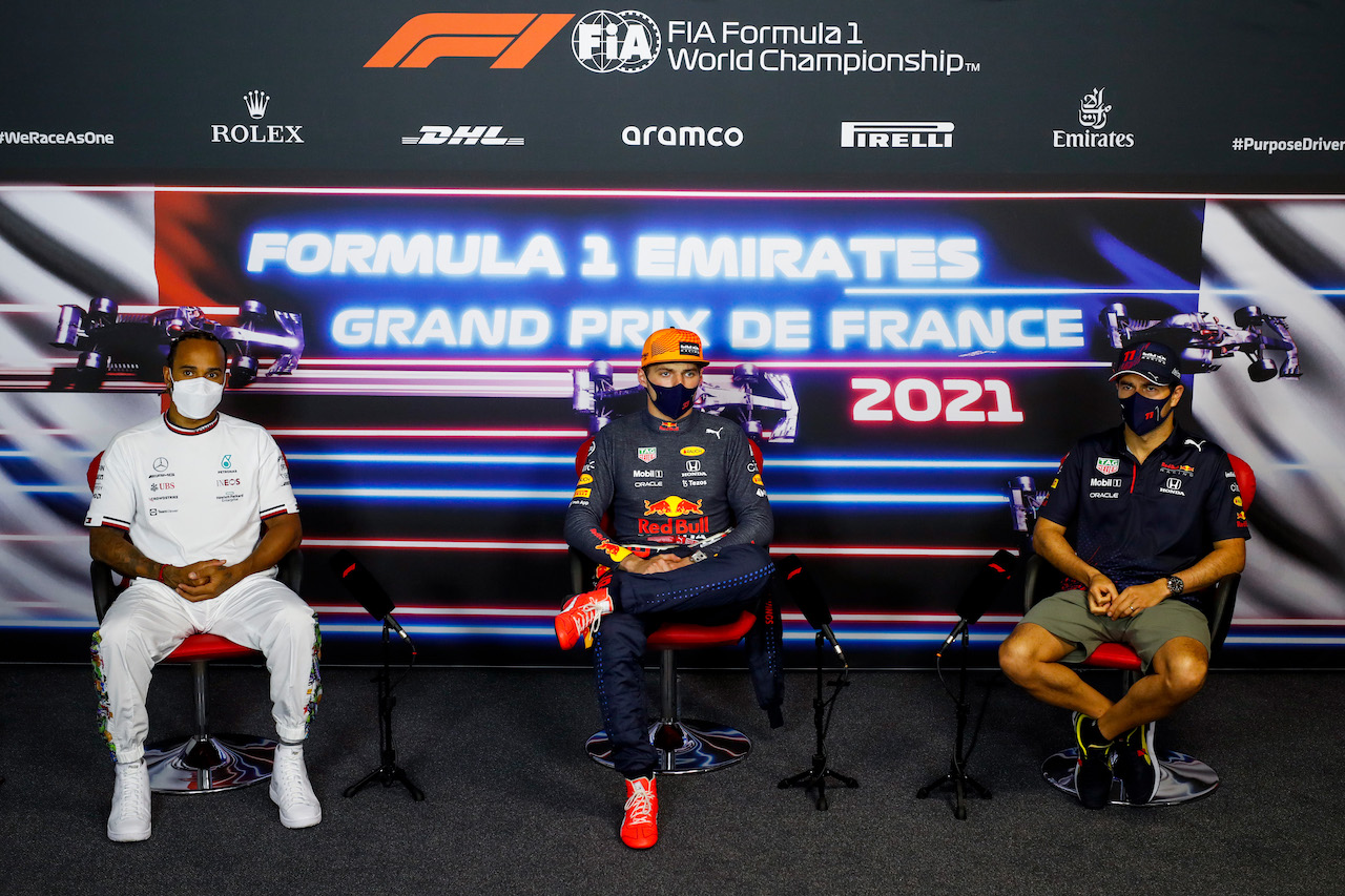 GP FRANCIA, (L to R): Lewis Hamilton (GBR) Mercedes AMG F1; Max Verstappen (NLD) Red Bull Racing; e Sergio Perez (MEX) Red Bull Racing, in the post race FIA Press Conference.
20.06.2021. Formula 1 World Championship, Rd 7, French Grand Prix, Paul Ricard, France, Gara Day.
- www.xpbimages.com, EMail: requests@xpbimages.com © Copyright: FIA Pool Image for Editorial Use Only