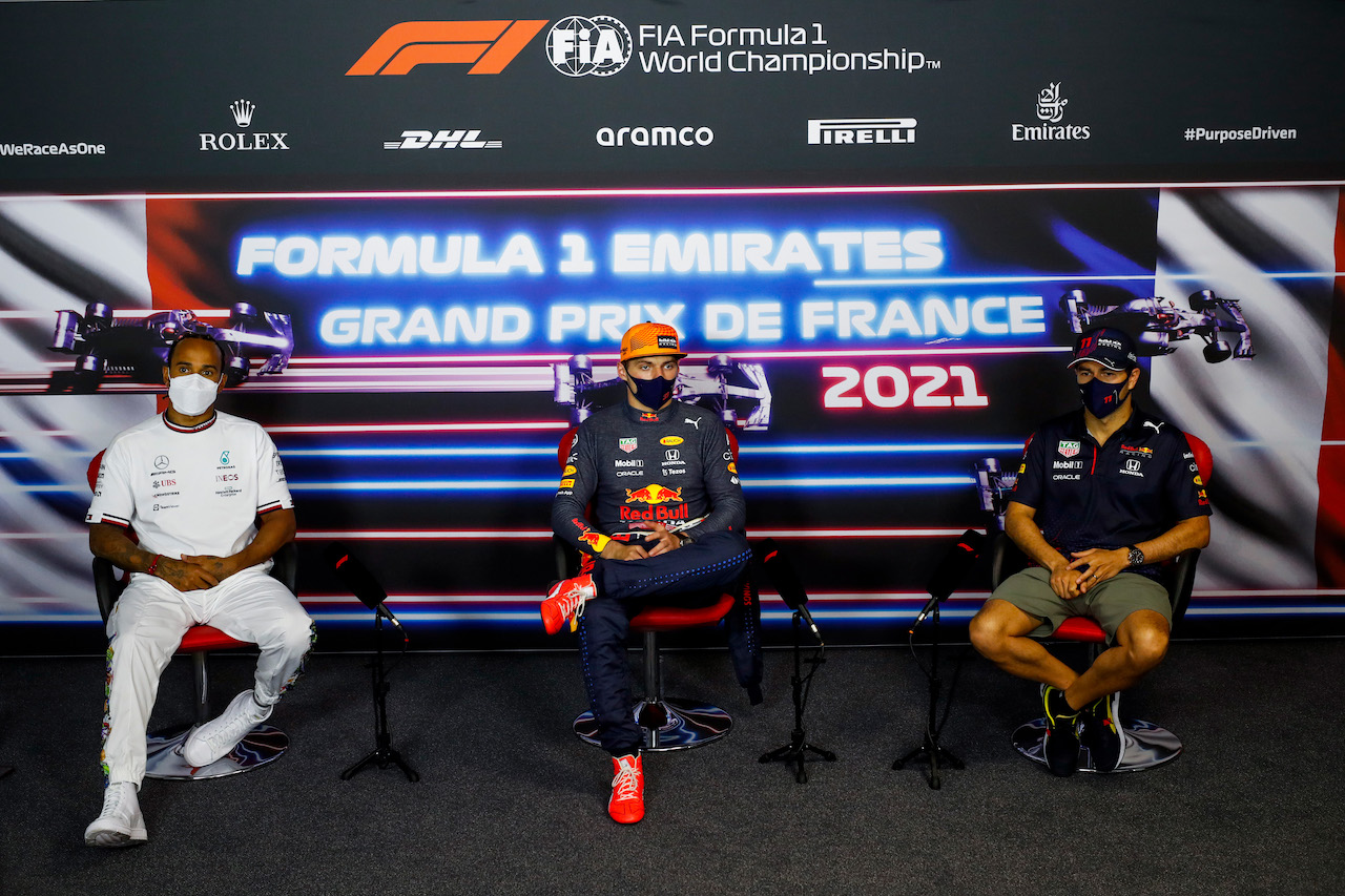 GP FRANCIA, (L to R): Lewis Hamilton (GBR) Mercedes AMG F1; Max Verstappen (NLD) Red Bull Racing; e Sergio Perez (MEX) Red Bull Racing, in the post race FIA Press Conference.
20.06.2021. Formula 1 World Championship, Rd 7, French Grand Prix, Paul Ricard, France, Gara Day.
- www.xpbimages.com, EMail: requests@xpbimages.com © Copyright: FIA Pool Image for Editorial Use Only