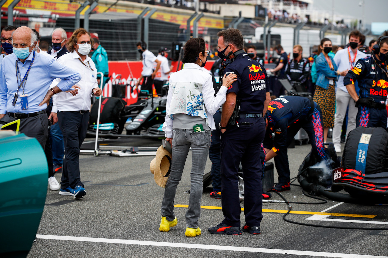 GP FRANCIA, Michelle Yeoh (MAL) with Christian Horner (GBR) Red Bull Racing Team Principal on the grid.
20.06.2021. Formula 1 World Championship, Rd 7, French Grand Prix, Paul Ricard, France, Gara Day.
- www.xpbimages.com, EMail: requests@xpbimages.com © Copyright: FIA Pool Image for Editorial Use Only