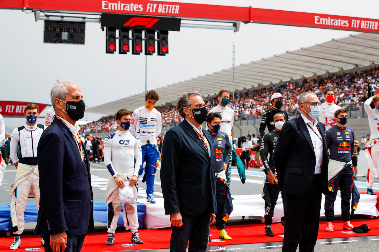 GP FRANCIA, (L to R): Hubert Falco (FRA) Politician with Renaud Muselier (FRA) Politician e Stefano Domenicali (ITA) Formula One President e CEO on the grid.
20.06.2021. Formula 1 World Championship, Rd 7, French Grand Prix, Paul Ricard, France, Gara Day.
- www.xpbimages.com, EMail: requests@xpbimages.com © Copyright: FIA Pool Image for Editorial Use Only