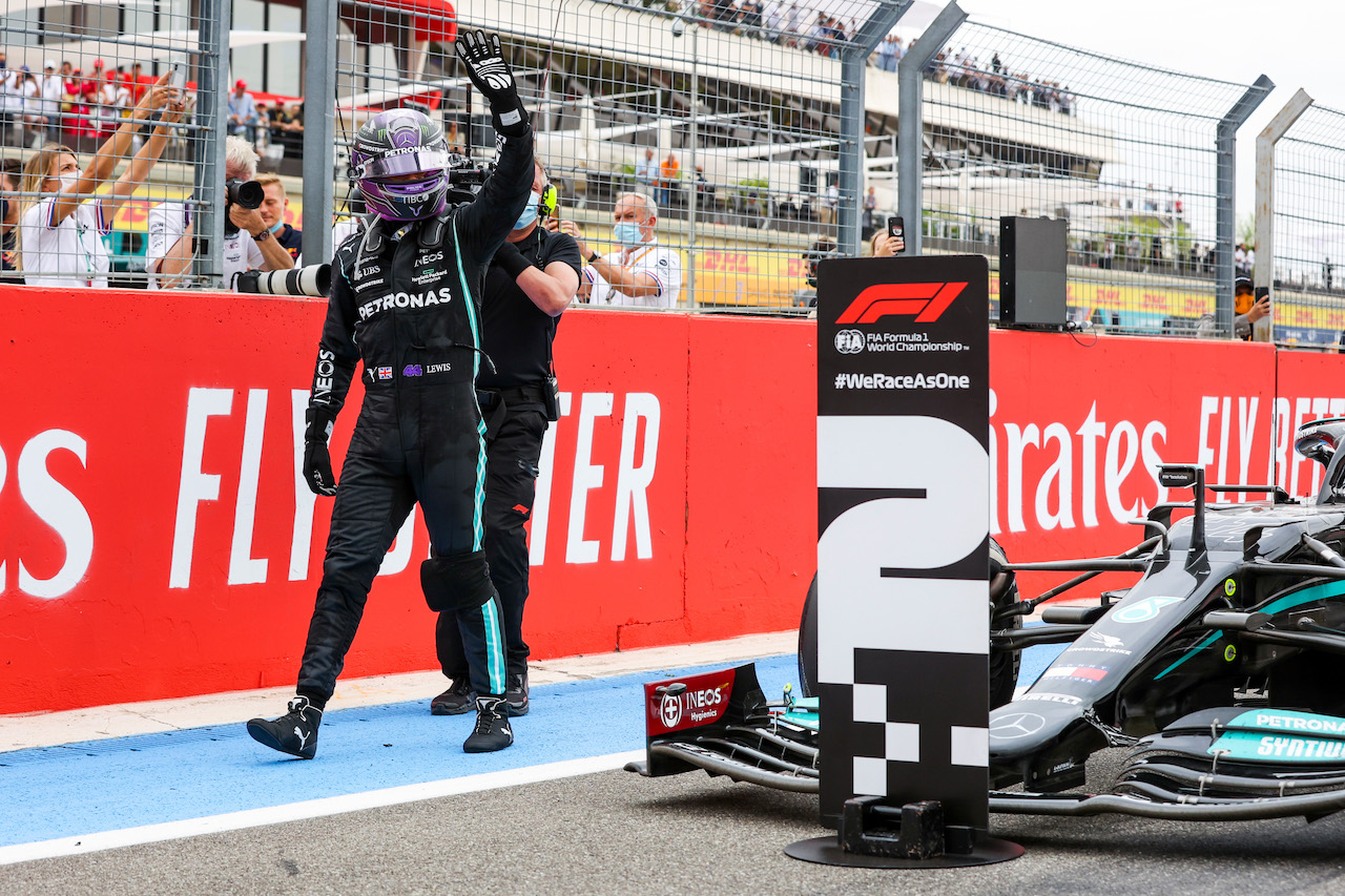 GP FRANCIA, Lewis Hamilton (GBR) Mercedes AMG F1 W12 celebrates his second position in parc ferme.
20.06.2021. Formula 1 World Championship, Rd 7, French Grand Prix, Paul Ricard, France, Gara Day.
- www.xpbimages.com, EMail: requests@xpbimages.com © Copyright: FIA Pool Image for Editorial Use Only