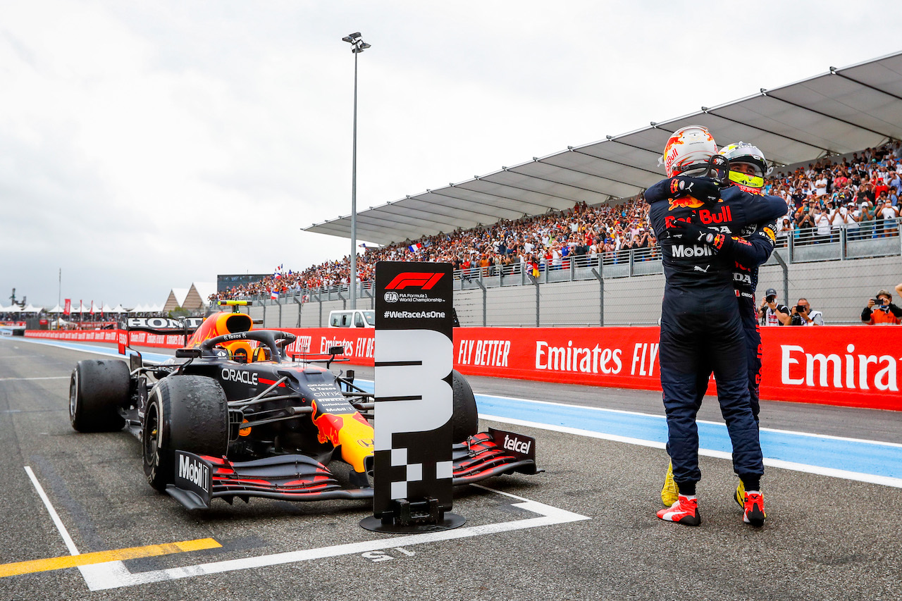 GP FRANCIA, (L to R): Gara winner Max Verstappen (NLD) Red Bull Racing celebrates with third placed team mate Sergio Perez (MEX) Red Bull Racing in parc ferme.
20.06.2021. Formula 1 World Championship, Rd 7, French Grand Prix, Paul Ricard, France, Gara Day.
- www.xpbimages.com, EMail: requests@xpbimages.com © Copyright: FIA Pool Image for Editorial Use Only