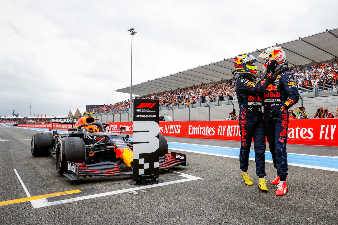 GP FRANCIA, Gara winner Max Verstappen (NLD) Red Bull Racing (Right) celebrates with third placed team mate Sergio Perez (MEX) Red Bull Racing in parc ferme.
20.06.2021. Formula 1 World Championship, Rd 7, French Grand Prix, Paul Ricard, France, Gara Day.
- www.xpbimages.com, EMail: requests@xpbimages.com © Copyright: FIA Pool Image for Editorial Use Only