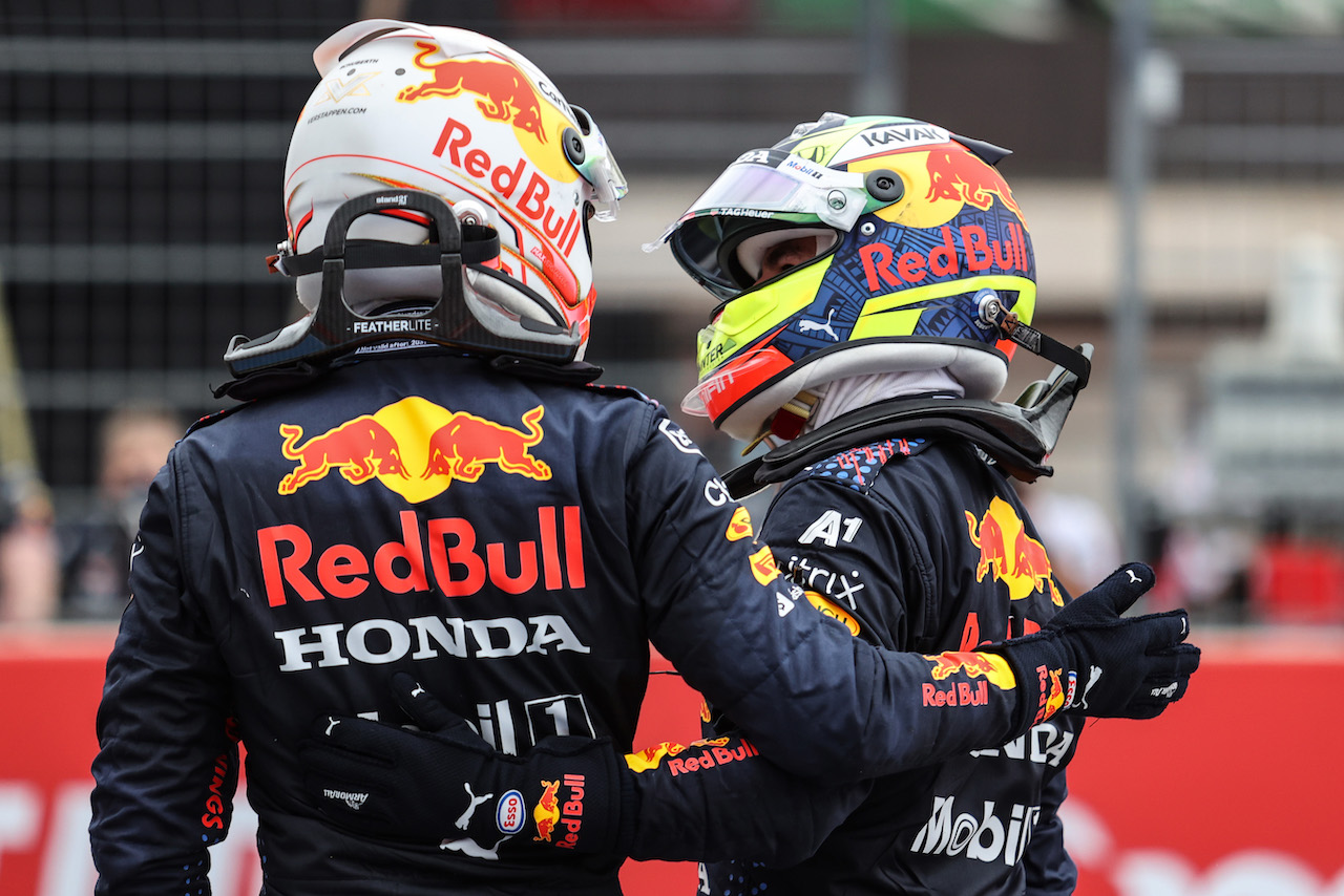 GP FRANCIA, Max Verstappen (NLD), Red Bull Racing e Sergio Perez (MEX), Red Bull Racing 
20.06.2021. Formula 1 World Championship, Rd 7, French Grand Prix, Paul Ricard, France, Gara Day.
- www.xpbimages.com, EMail: requests@xpbimages.com © Copyright: Charniaux / XPB Images