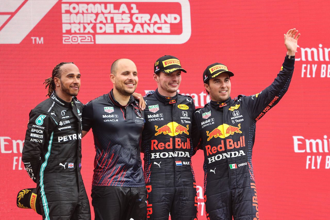 GP FRANCIA, Lewis Hamilton (GBR), Mercedes AMG F1  Max Verstappen (NLD), Red Bull Racing e Sergio Perez (MEX), Red Bull Racing 
20.06.2021. Formula 1 World Championship, Rd 7, French Grand Prix, Paul Ricard, France, Gara Day.
- www.xpbimages.com, EMail: requests@xpbimages.com © Copyright: Charniaux / XPB Images