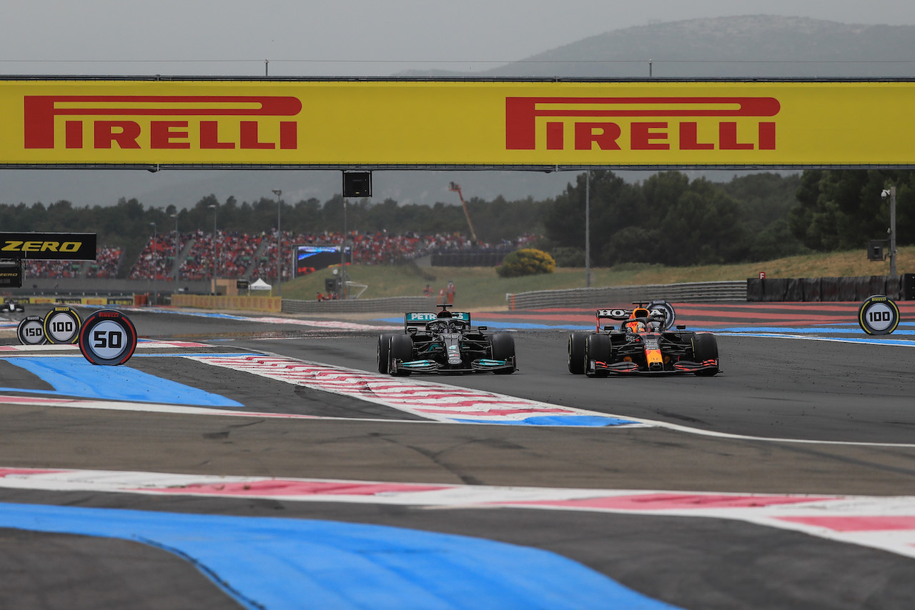 GP FRANCIA, Max Verstappen (NLD), Red Bull Racing overtakes Lewis Hamilton (GBR), Mercedes AMG F1  in the last lap
20.06.2021. Formula 1 World Championship, Rd 7, French Grand Prix, Paul Ricard, France, Gara Day.
- www.xpbimages.com, EMail: requests@xpbimages.com ¬© Copyright: Charniaux / XPB Images