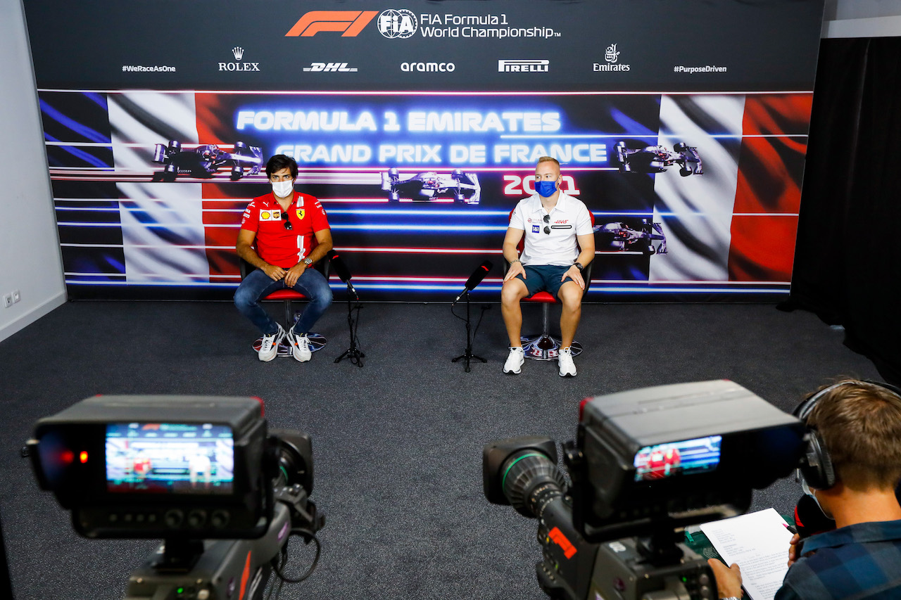 GP FRANCIA, (L to R): Carlos Sainz Jr (ESP) Ferrari e Nikita Mazepin (RUS) Haas F1 Team in the FIA Press Conference.
17.06.2021. Formula 1 World Championship, Rd 7, French Grand Prix, Paul Ricard, France, Preparation Day.
- www.xpbimages.com, EMail: requests@xpbimages.com © Copyright: FIA Pool Image for Editorial Use Only