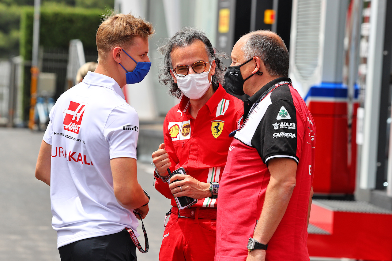 GP FRANCIA, (L to R): Mick Schumacher (GER) Haas F1 Team with Laurent Mekies (FRA) Ferrari Sporting Director e Frederic Vasseur (FRA) Alfa Romeo Racing Team Principal.
17.06.2021. Formula 1 World Championship, Rd 7, French Grand Prix, Paul Ricard, France, Preparation Day.
- www.xpbimages.com, EMail: requests@xpbimages.com © Copyright: Moy / XPB Images