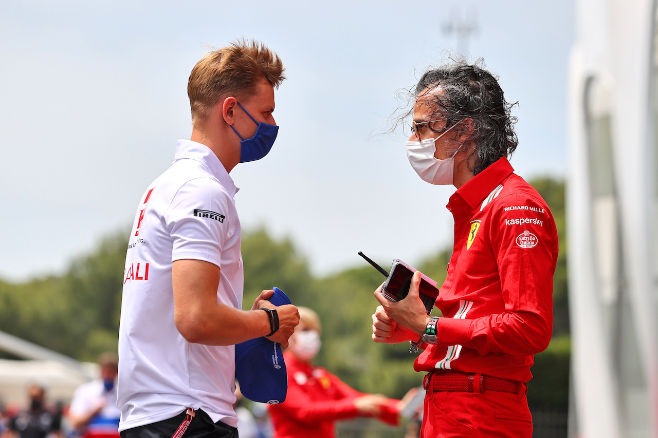 GP FRANCIA, (L to R): Mick Schumacher (GER) Haas F1 Team with Laurent Mekies (FRA) Ferrari Sporting Director.
17.06.2021. Formula 1 World Championship, Rd 7, French Grand Prix, Paul Ricard, France, Preparation Day.
- www.xpbimages.com, EMail: requests@xpbimages.com © Copyright: Moy / XPB Images